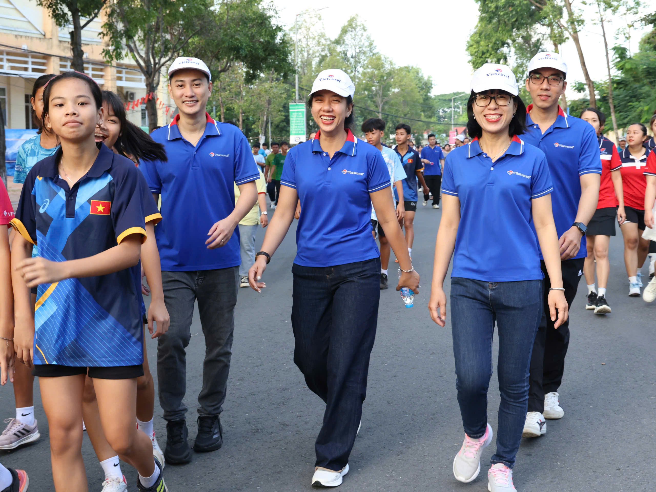 Tập thể Công ty Vietravel Cần Thơ tham gia hội thao.