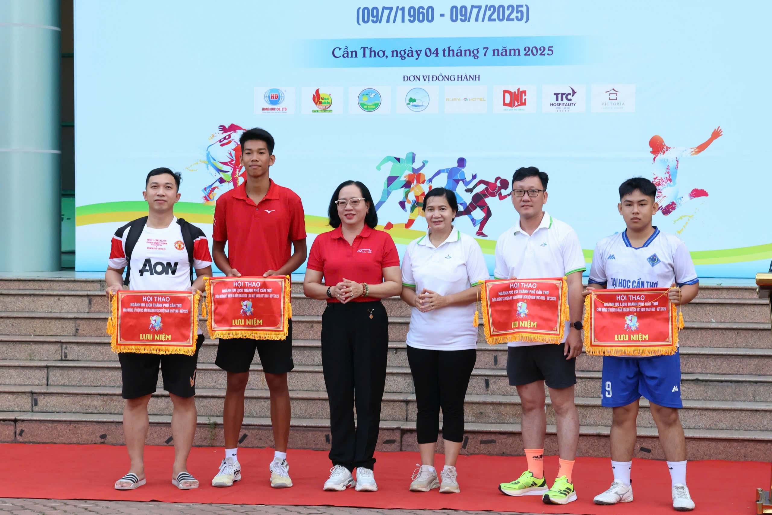 Bà Nguyễn Thị Thúy Hằng - Phó Chủ tịch UBMTTQ Việt Nam TP. Cần Thơ và bà Đào Thị Thanh Thúy - Phó Giám đốc Sở VHTT&DL TP. Cần Thơ trao cờ lưu niệm cho các đội bóng tham dự hội thao.