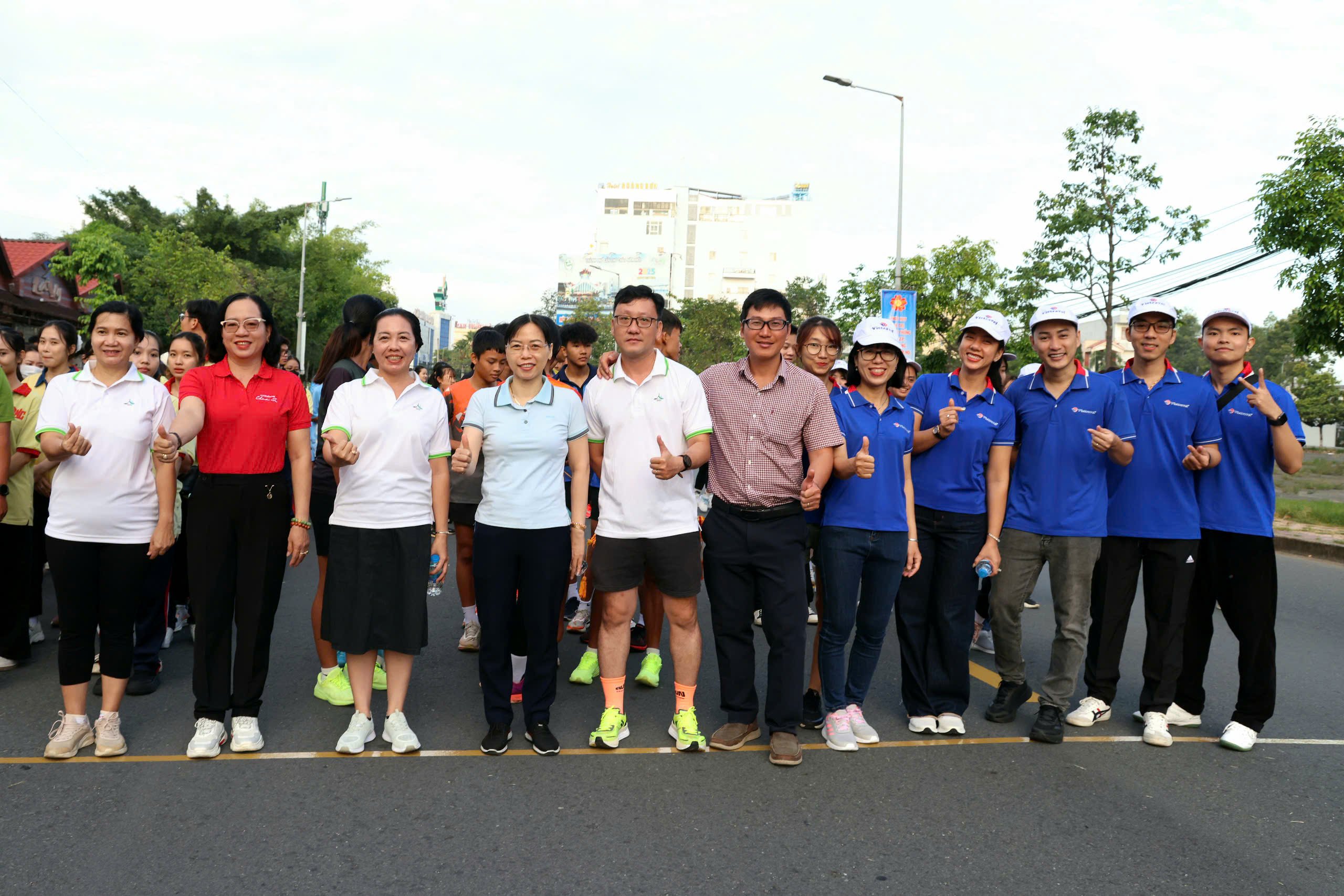 Chuẩn bị xuất phát đi bộ.