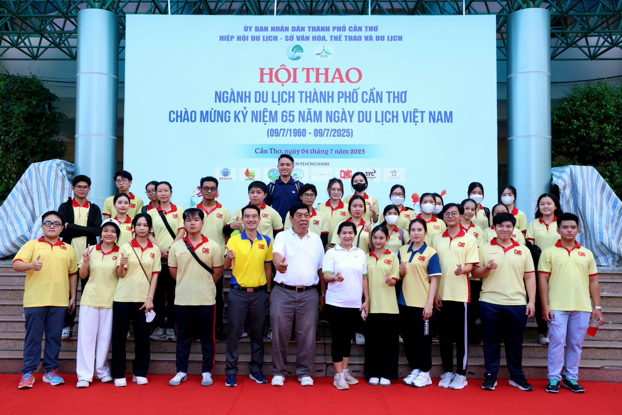 Bà Đào Thị Thanh Thúy - Phó Giám đốc Sở VHTT&DL TP. Cần Thơ và ông Vưu Chấn Hùng - Chủ tịch Hiệp hội Du lịch TP. Cần Thơ chụp hình cùng sinh viên Trường Đại học Nam Cần Thơ tham gia hội thao.