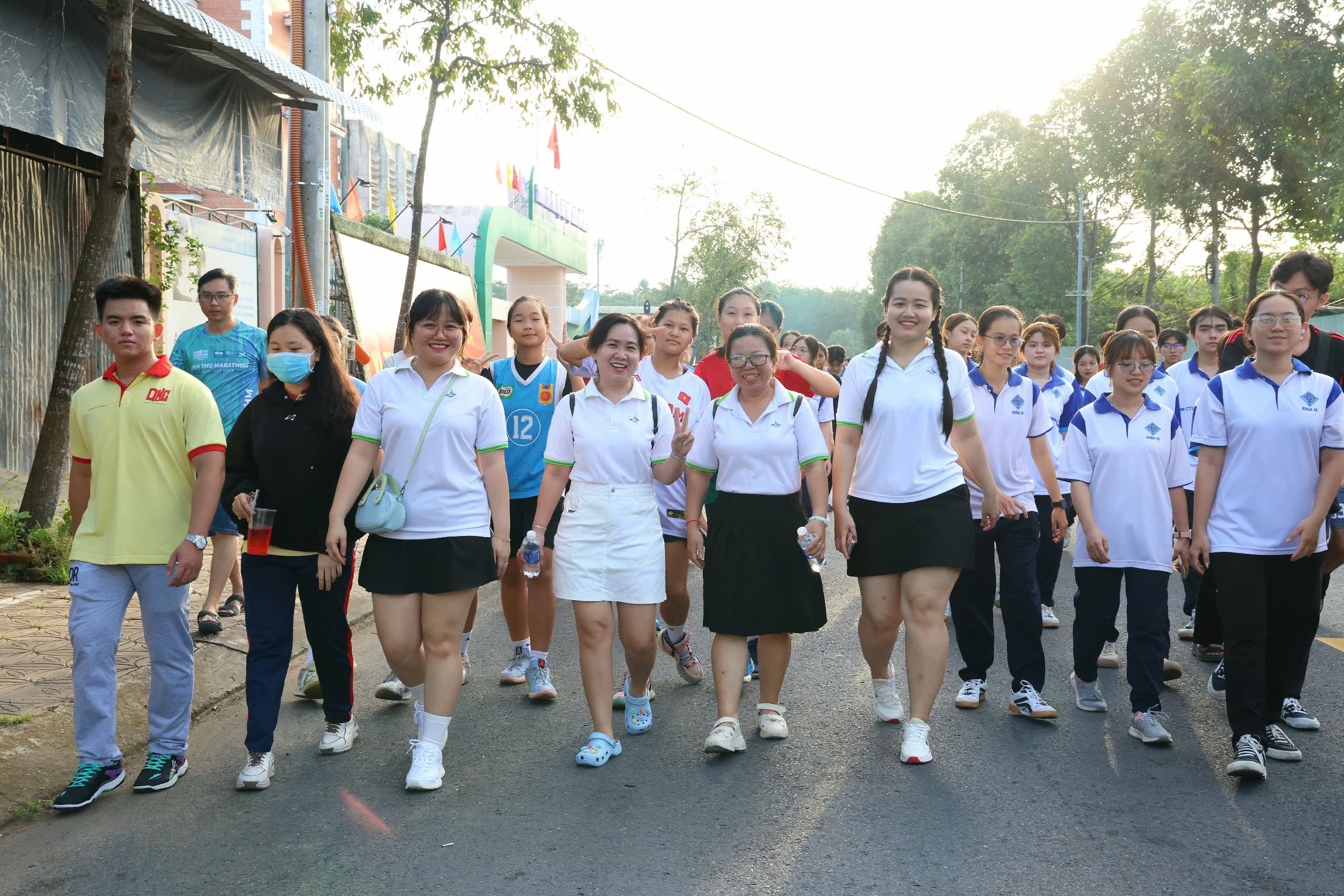 Các lực lượng hào hứng tham gia hoạt động đi bộ.