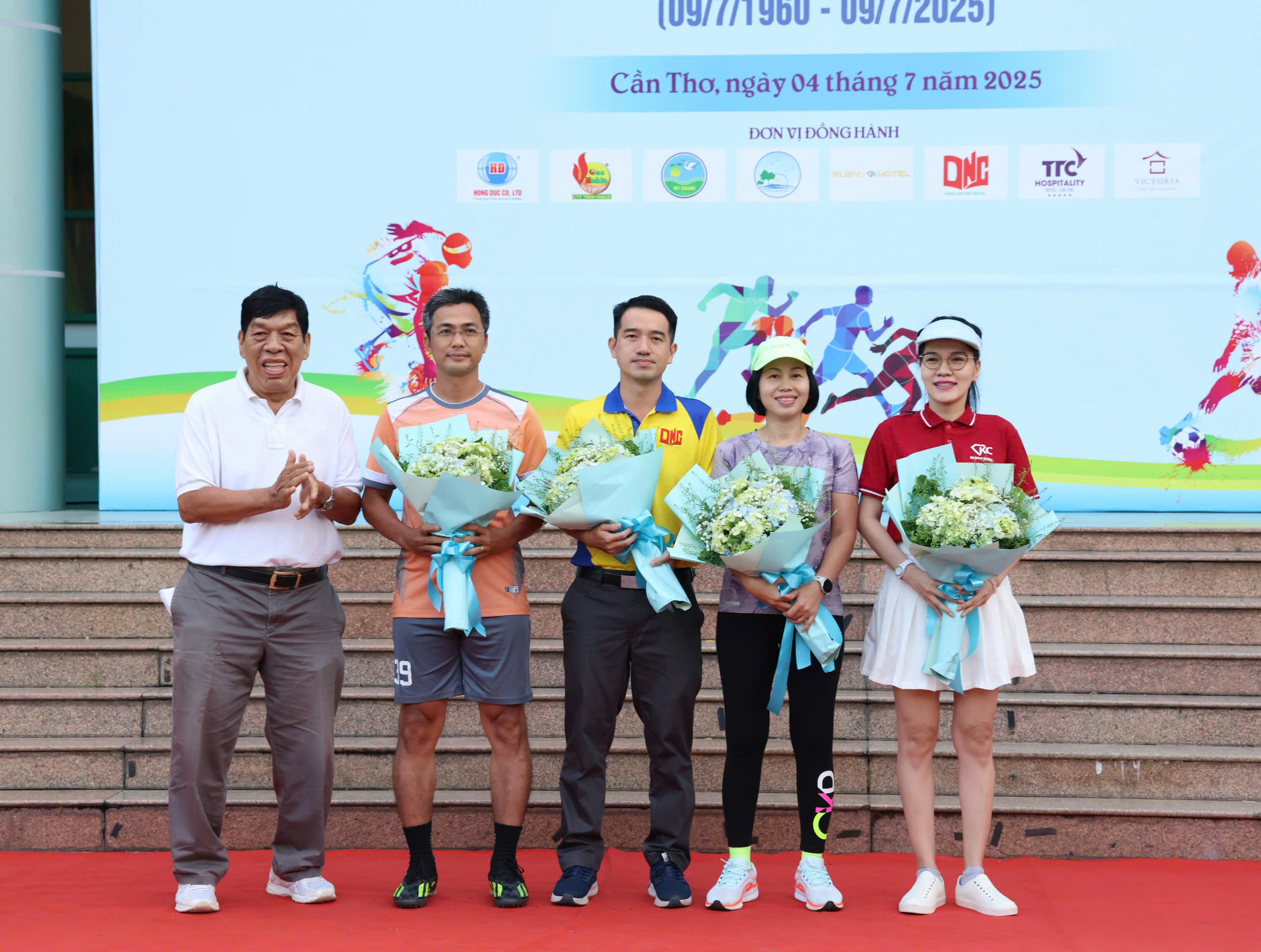Ông Vưu Chấn Hùng - Chủ tịch Hiệp hội Du lịch TP. Cần Thơ tặng hoa các ơn các đơn vị đồng hành tổ chức hội thao.