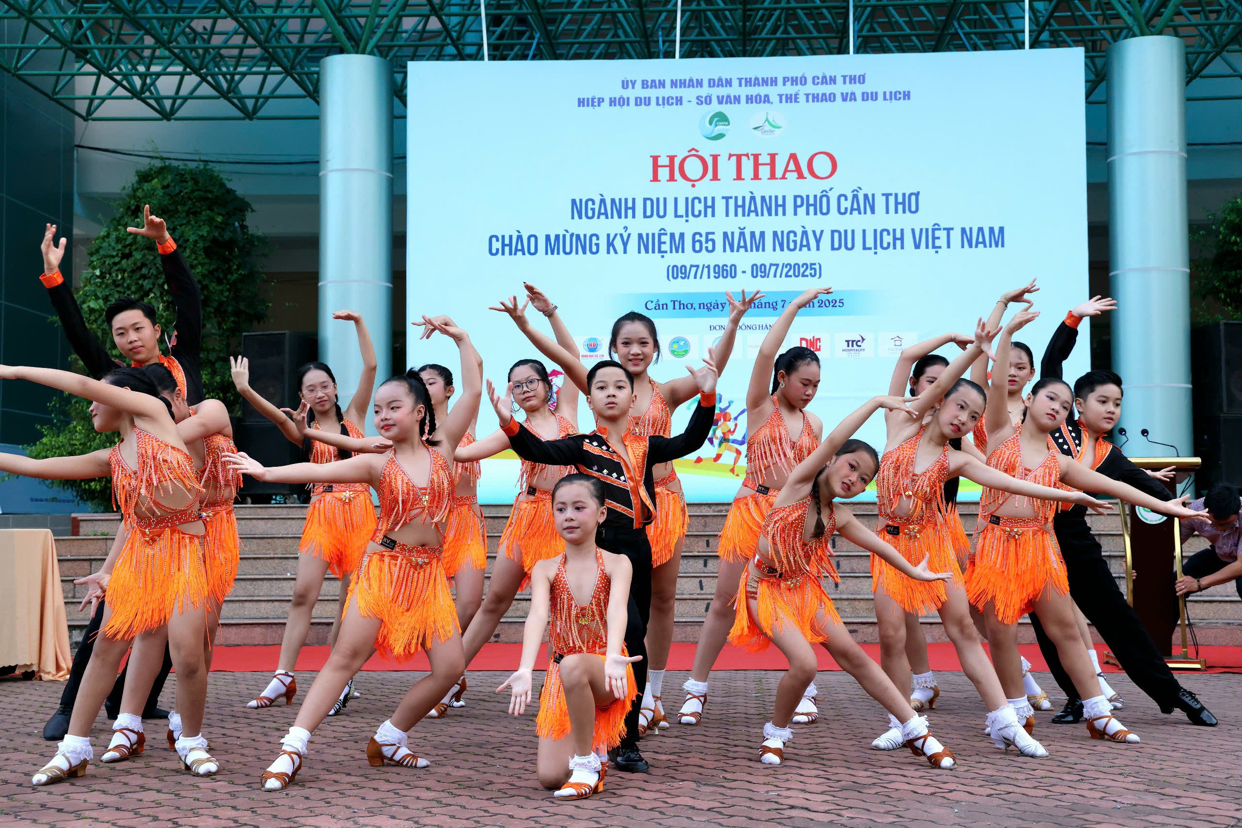 Biểu diễn tiết mục Dance Sport tại lễ khai mạc hội thao.