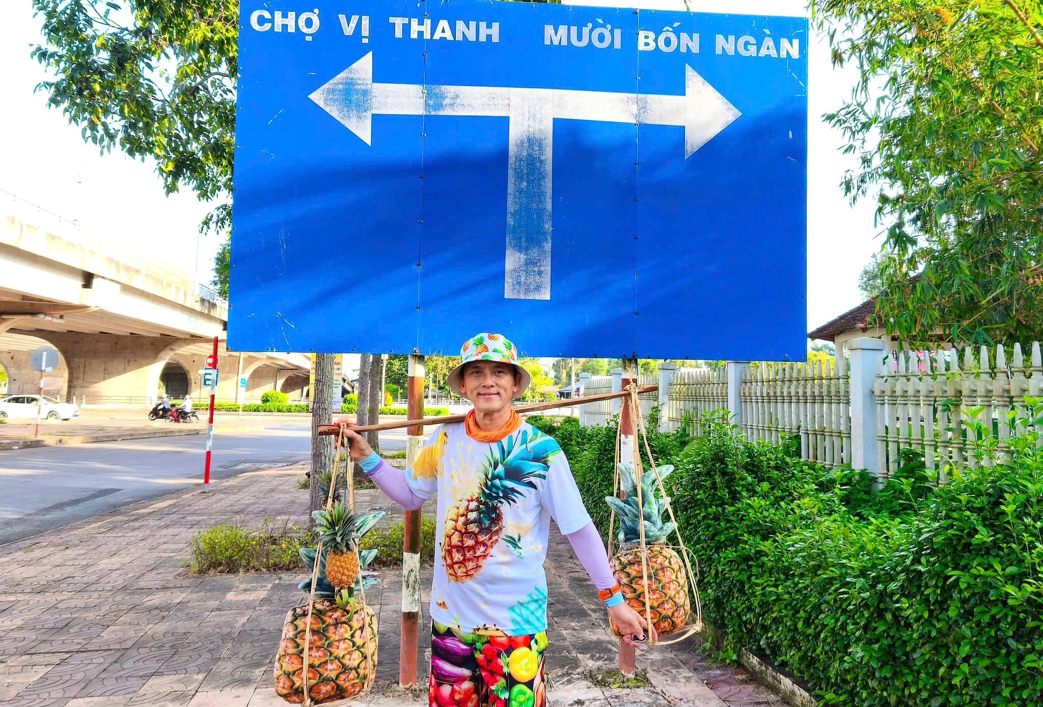 Một vận động viên check in địa điểm tại phường Vị Tân, TP. Cần Thơ.