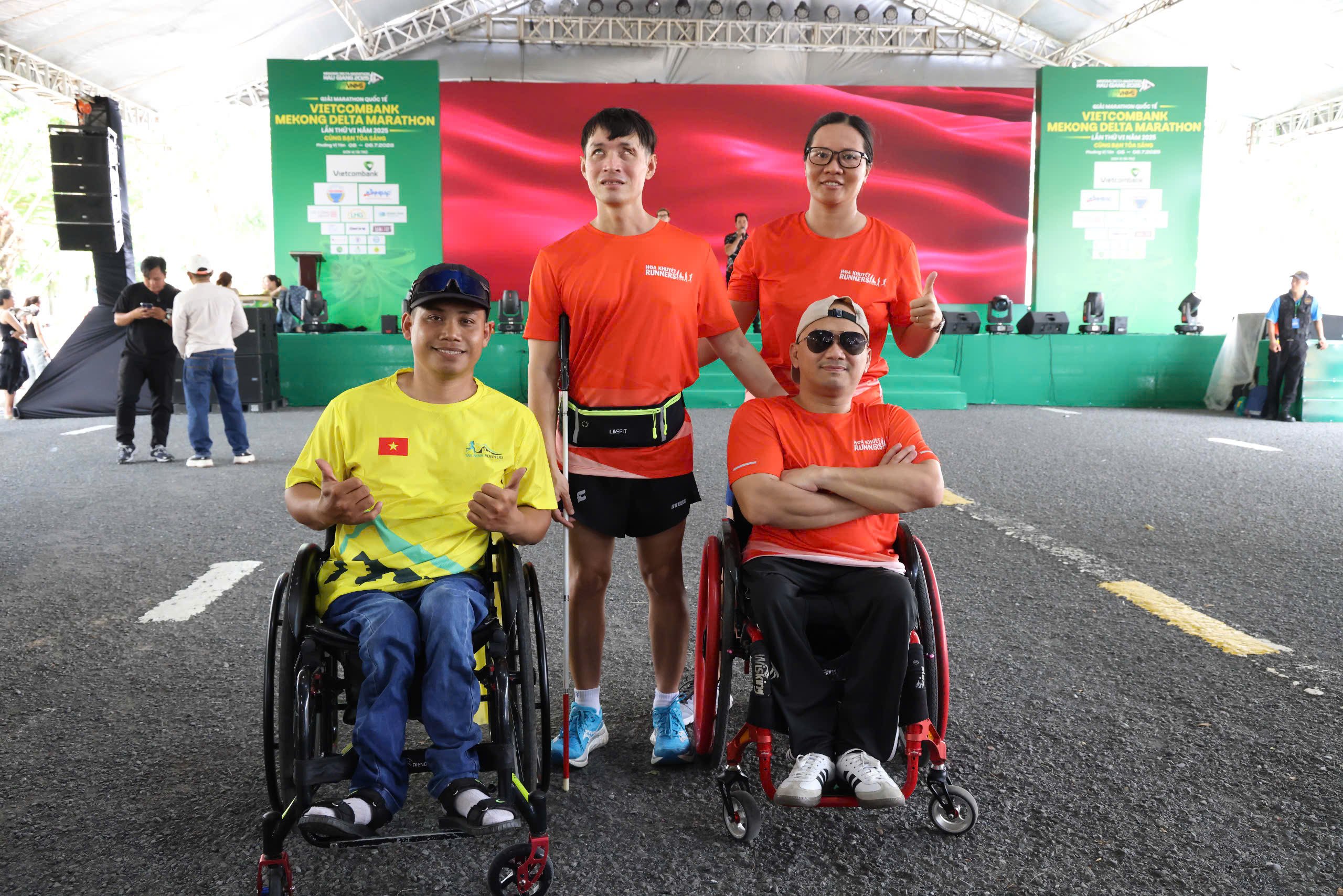 Các thành viên Câu lạc bộ Hoa Khuyết tham gia cự ly Full Marathon 42km.