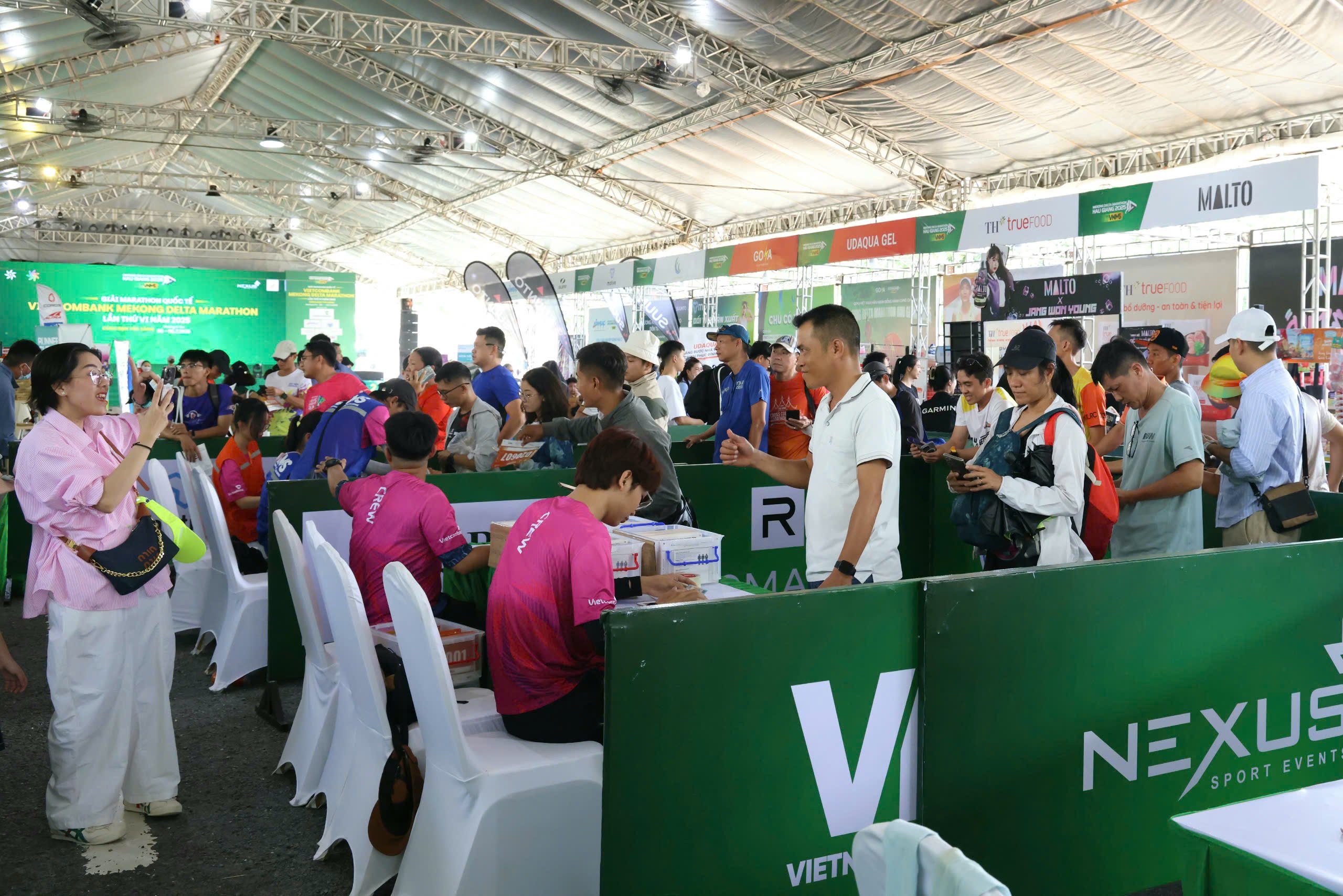 Các vận động viên làm thủ tục tham gia giải.