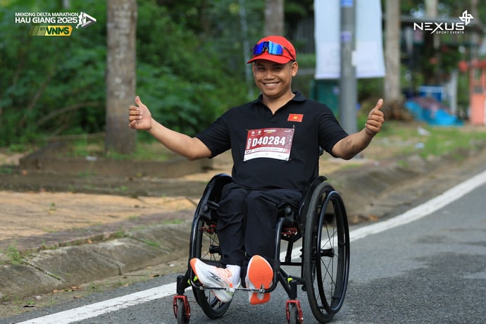 Anh Nguyễn Quang Hùng vượt khoảng 330 cây số từ Tây Ninh về chinh phục cự ly 42km tại giải Vietcombank Mekong Delta Marathon 2025