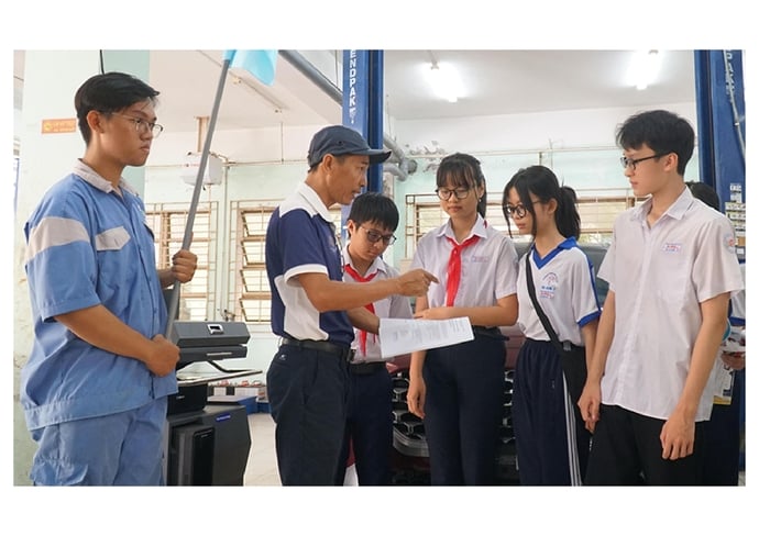 Học sinh THCS đến tham quan cơ sở vật chất của Trường Cao đẳng Nghề Cần Thơ. Ảnh: Ng.Ngân