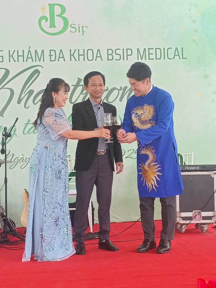 Bà Nguyễn Tuyết Vân và đại diện Nipro Việt Nam - đơn vị cung cấp công nghệ lọc thận hiện đại