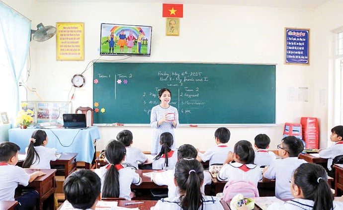 Giờ học tiếng Anh của cô trò Trường Tiểu học thị trấn Cái Tắc.