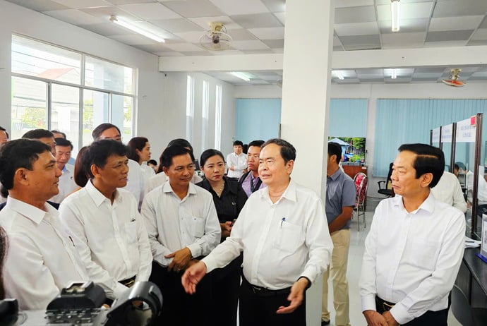 Chủ tịch Quốc hội Trần Thanh Mẫn kiểm tra vận hành tại phường Phú Lợi chiều 30.6 vừa qua