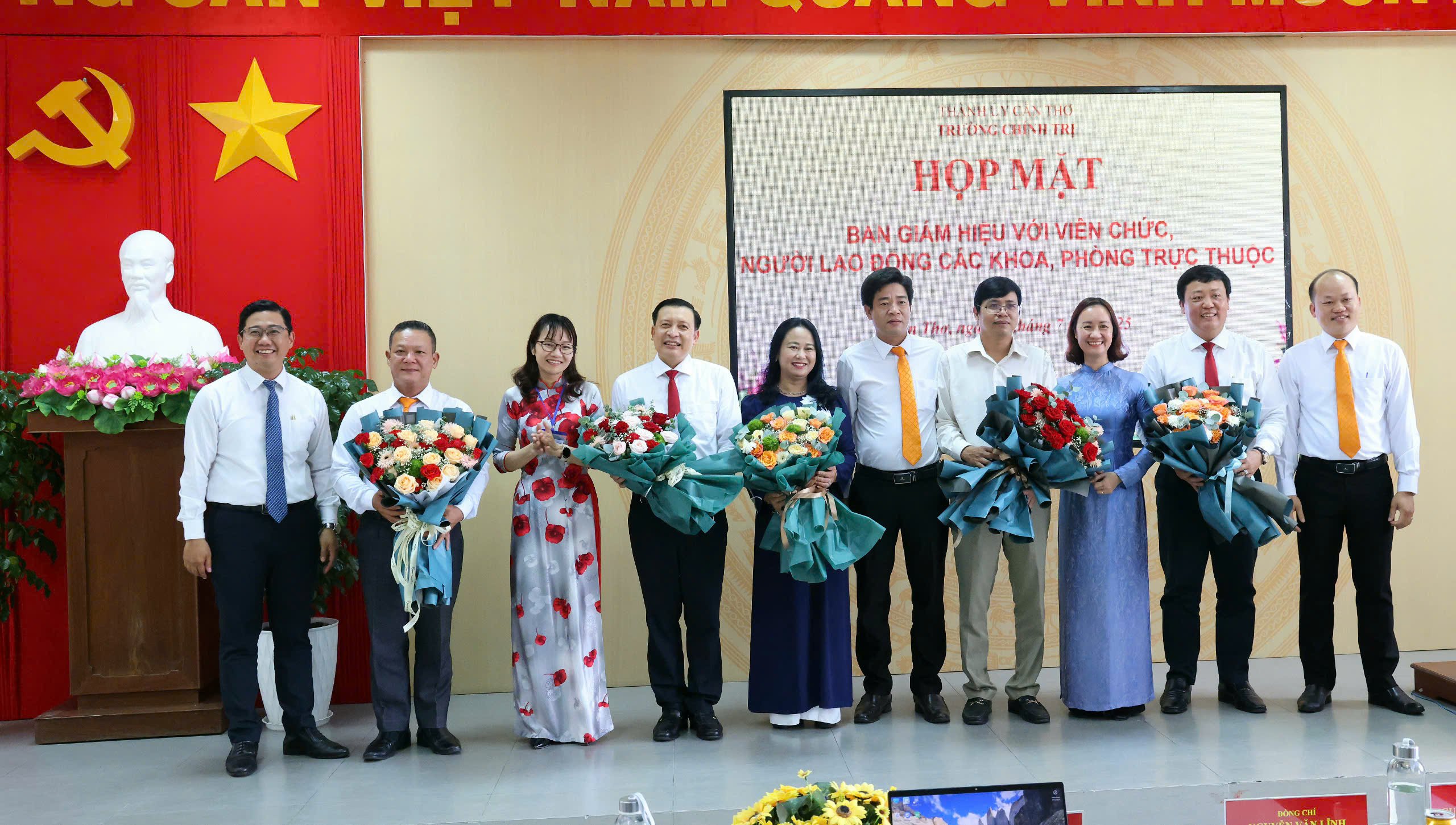 Lãnh đạo các khoa, phòng tặng hoa chúc mừng Ban Giám hiệu.