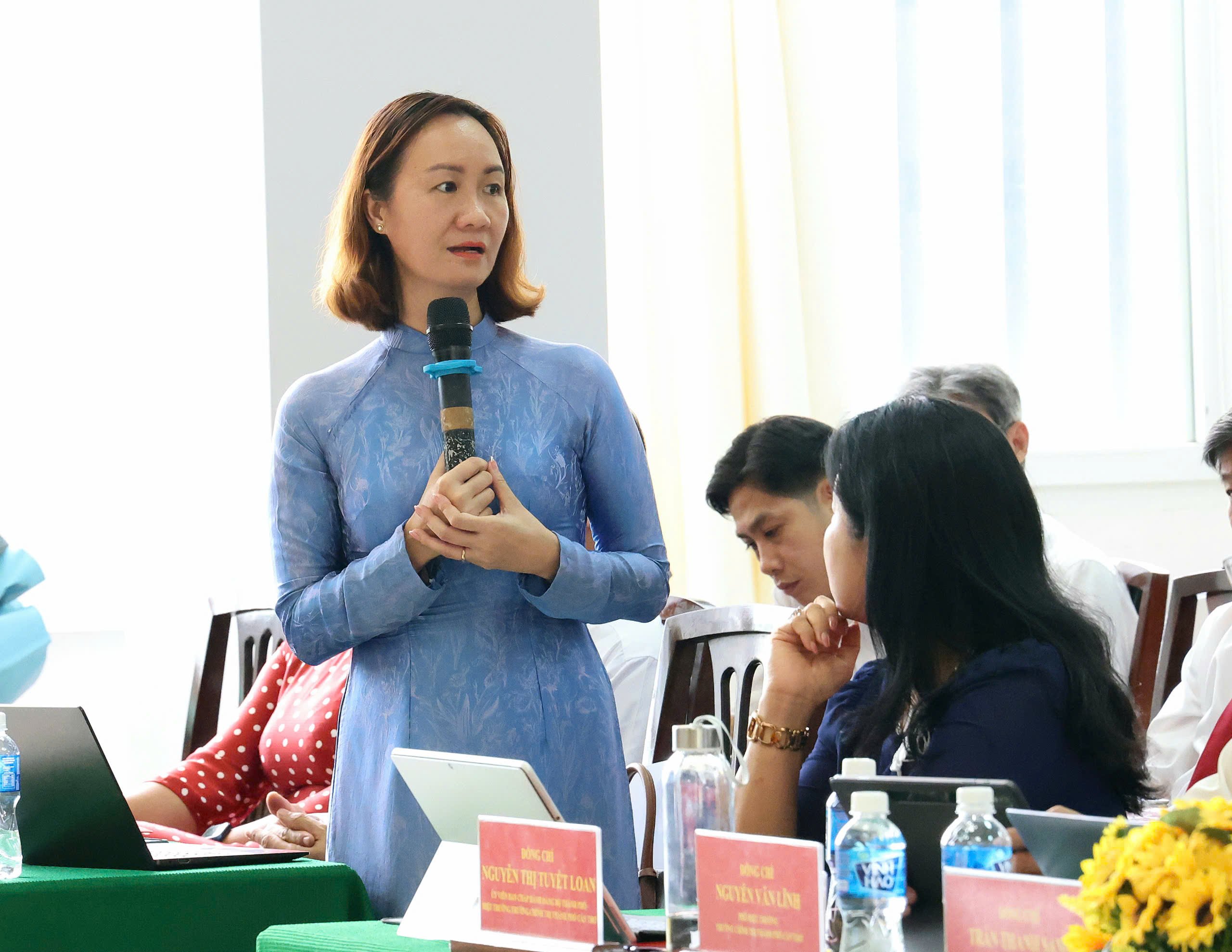 Các đại biểu phát biểu ý kiến đóng góp tại buổi họp mặt.