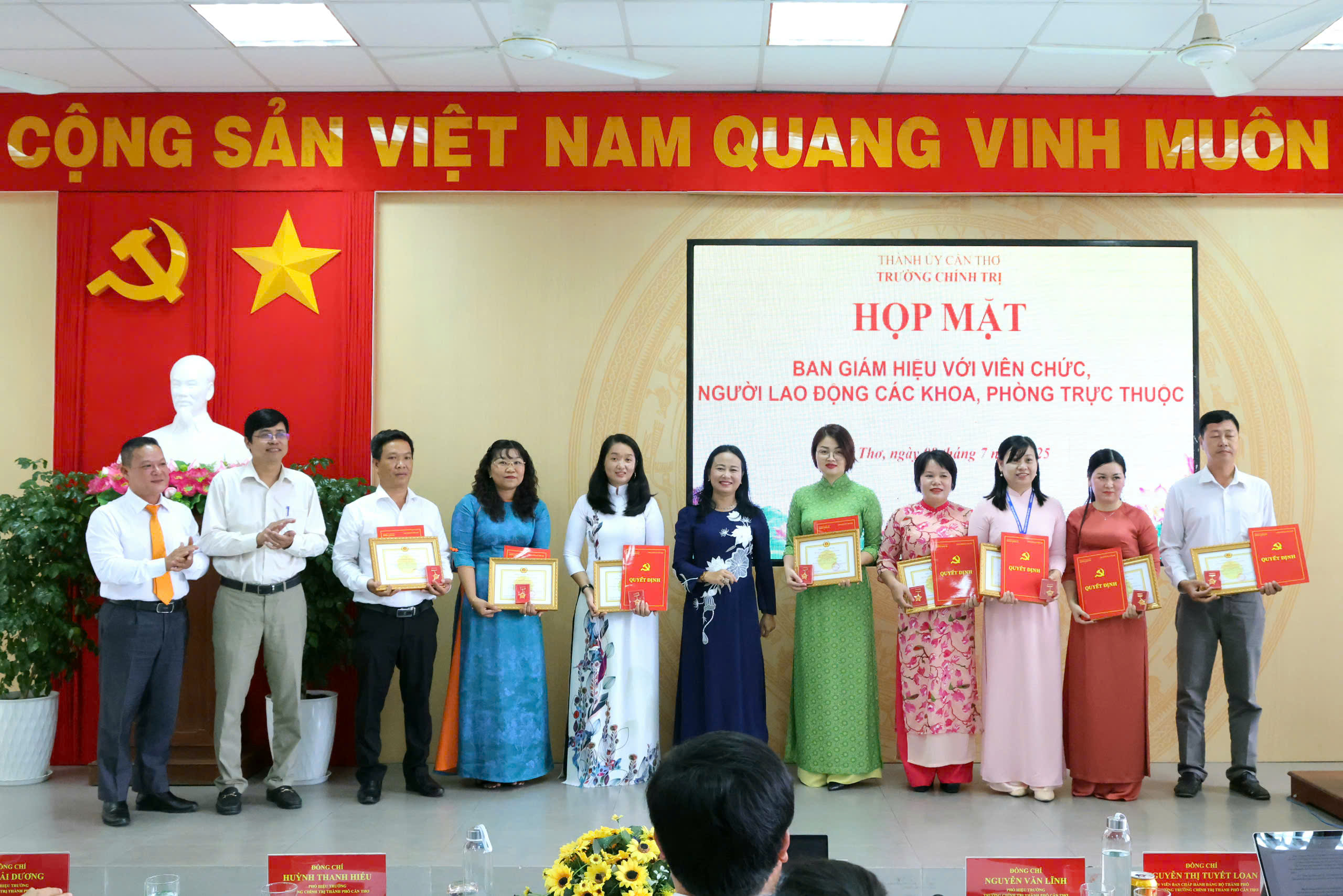 Tiến sĩ Nguyễn Thị Tuyết Loan - Thành ủy viên, Hiệu trưởng Trường Chính trị TP. Cần Thơ và Ban Giám hiệu trao tặng Kỷ niệm chương “Vì sự nghiệp đào tạo, bồi dưỡng lý luận chính trị” cho các cá nhân.