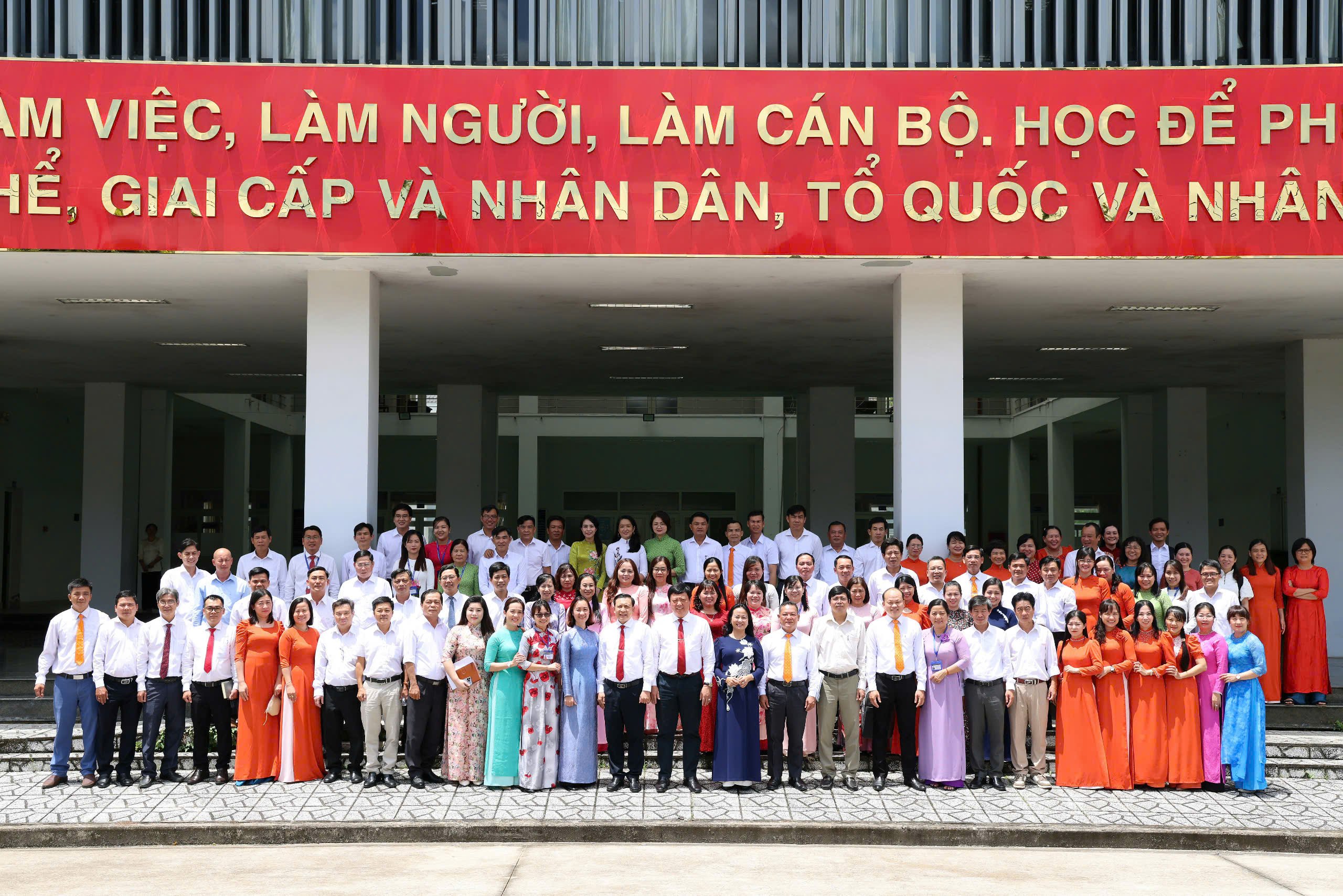 Tập thể Trường Chính trị TP. Cần Thơ chụp hình lưu niệm.