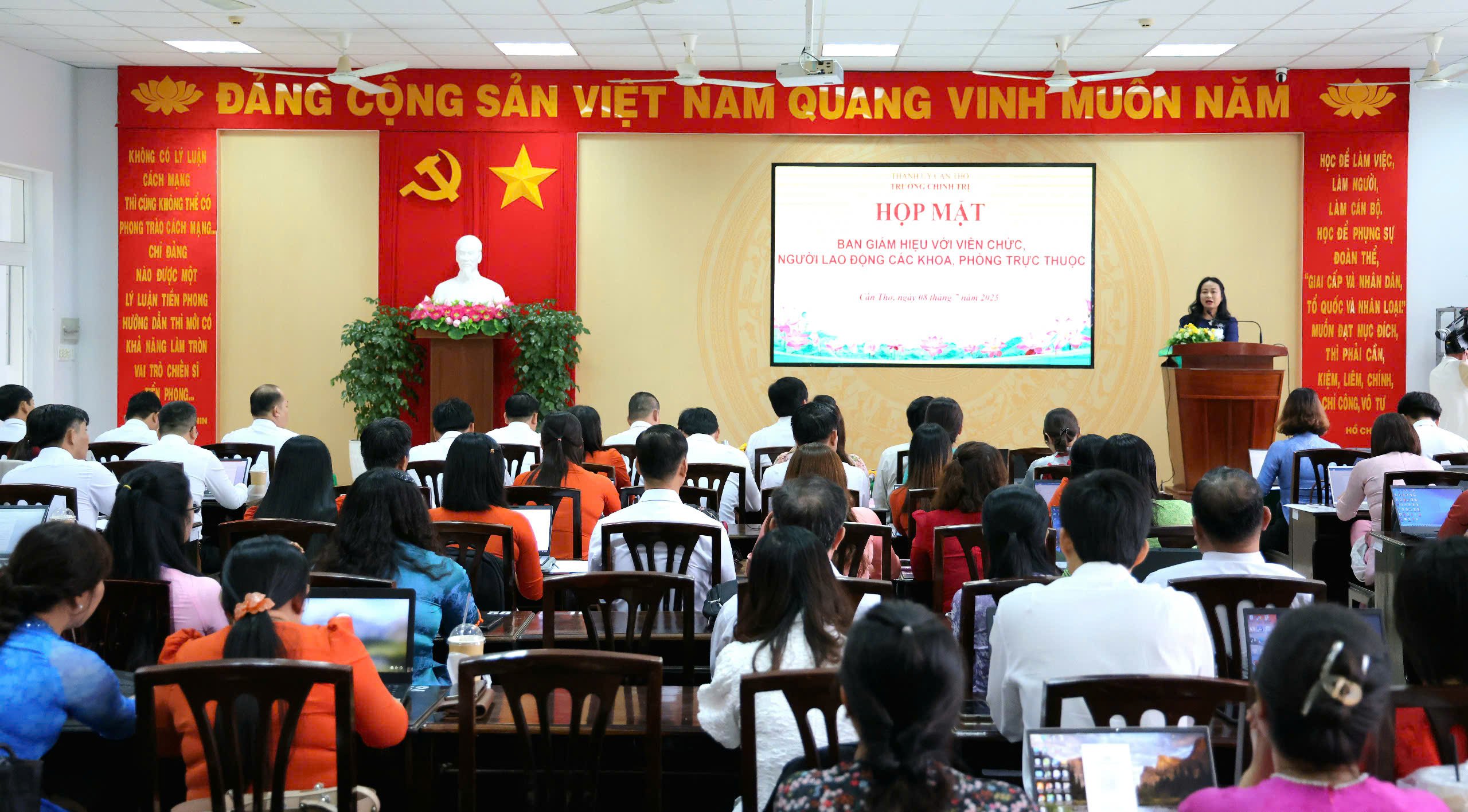 Quang cảnh buổi họp mặt viên chức, người lao động Trường Chính trị TP. Cần Thơ.