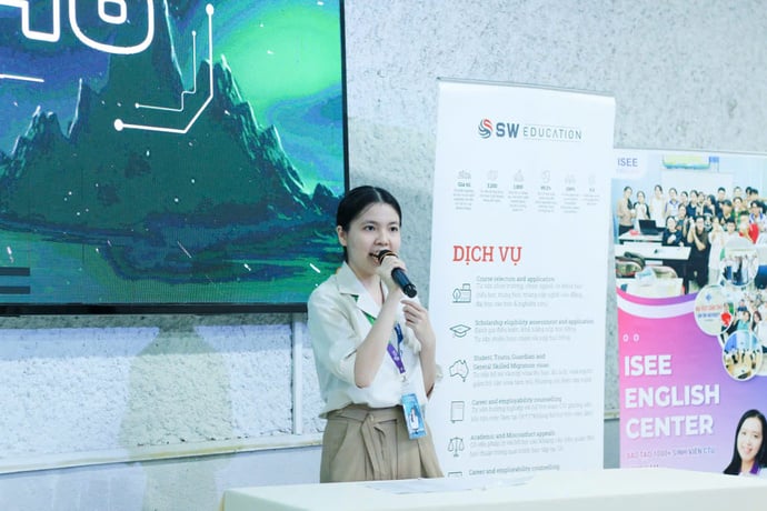 Các cặp thí sinh thi tranh biện tại các vòng thi