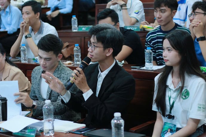 Ban giám khảo đặt câu hỏi cho các bạn thí sinh