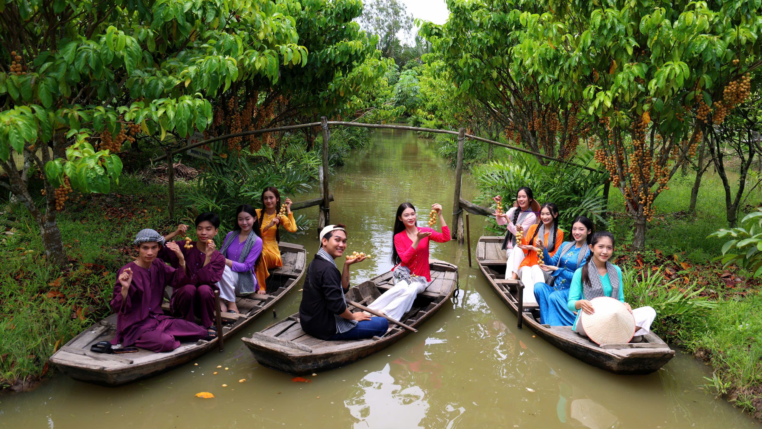 Sinh viên Trường Đại học Nam Cần Thơ chụp hình tại Vườn du lịch sinh thái Tư Dũng, xã Nhơn Ái, TP. Cần Thơ.