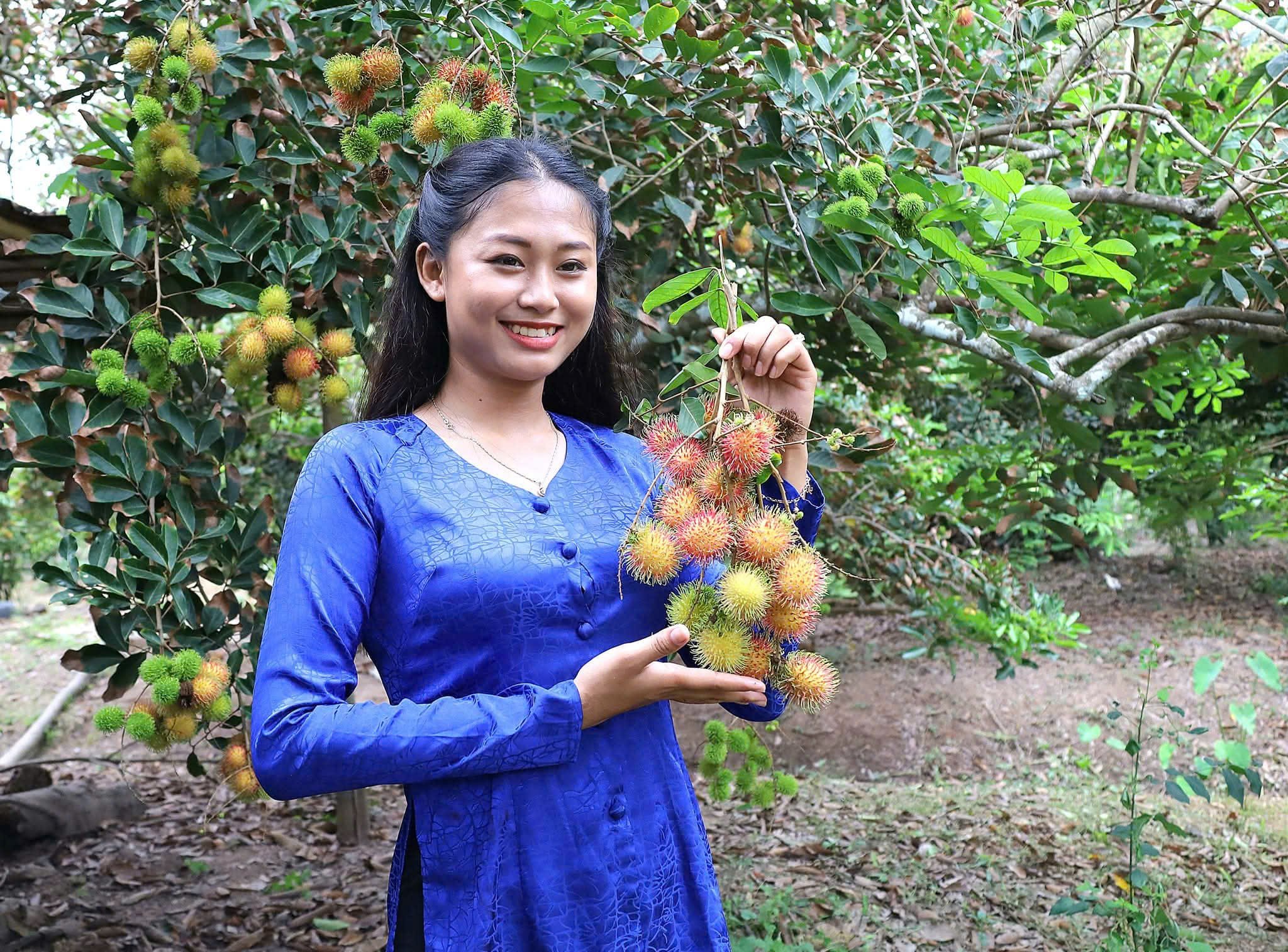 Á khôi Phạm Thị Như - Á khôi 4 Hoa khôi Trường Đại học Nam Cần Thơ năm 2023 chụp hình tại Du lịch cộng đồng Cồn Sơn.
