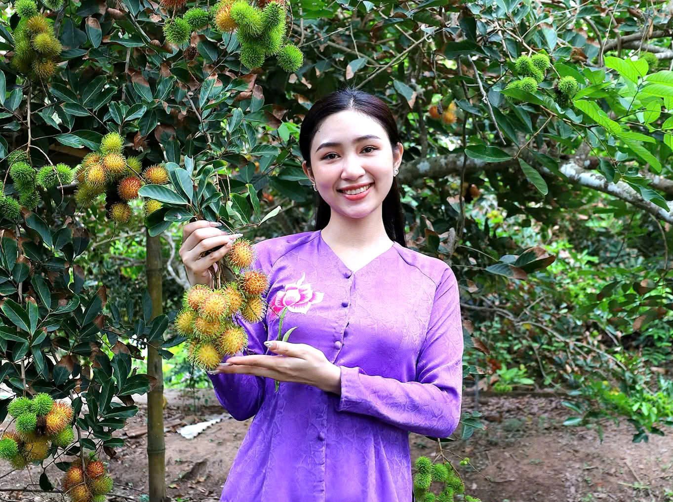 Á khôi Huỳnh Kim Ngân - Á khôi 3 Hoa khôi Trường Đại học Nam Cần Thơ năm 2023 chụp hình tại Du lịch cộng đồng Cồn Sơn.