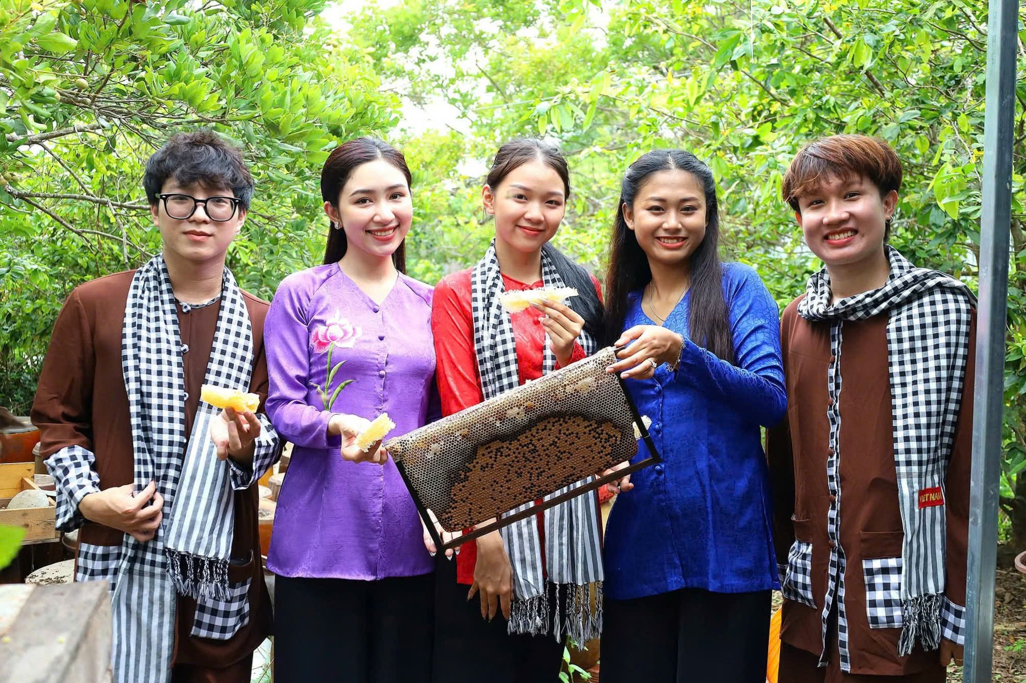 Sinh viên Trường Đại học Nam Cần Thơ trải nghiệm thu hoạch mật ong tại Du lịch cộng đồng Cồn Sơn.