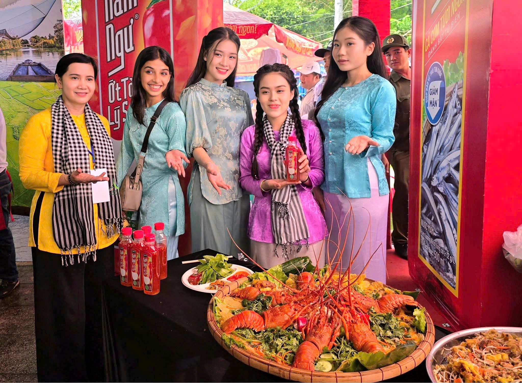 Sinh viên Trường Đại học Nam Cần Thơ chụp hình lưu niệm cùng bà Đào Thị Thanh Thúy (bìa trái) - Phó Giám đốc Sở VHTT&DL TP. Cần Thơ tại Lễ hội bánh dân gian Nam bộ năm 2025.