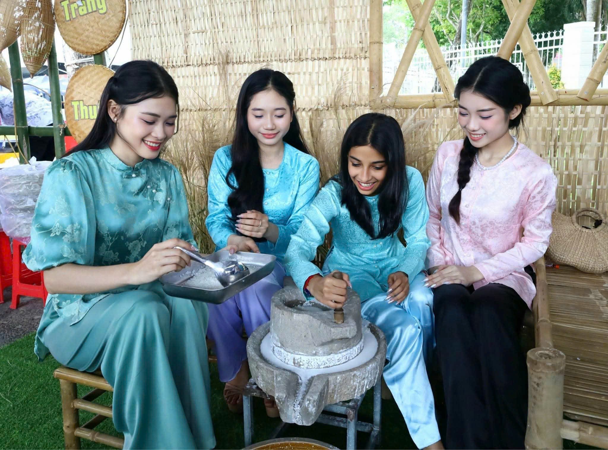 Sinh viên quốc tế Trường Đại học Nam Cần Thơ trải nghiệm tại Lễ hội bánh dân gian Nam bộ năm 2025.