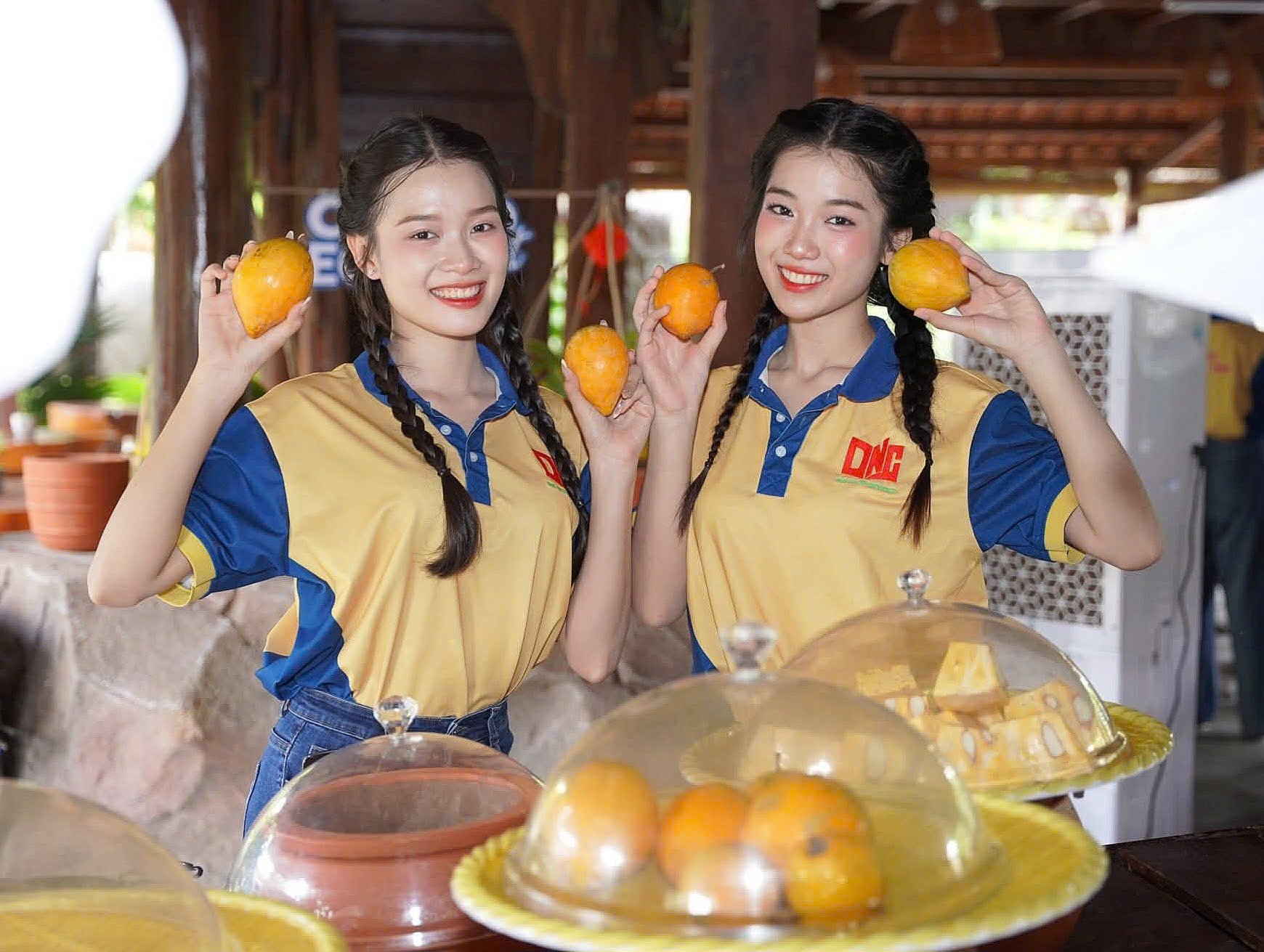 Sinh viên Trường Đại học Nam Cần Thơ chụp hình tại Khu du lịch và nghỉ dưỡng Cantho Eco Resort, xã Nhơn Nghĩa, TP. Cần Thơ.