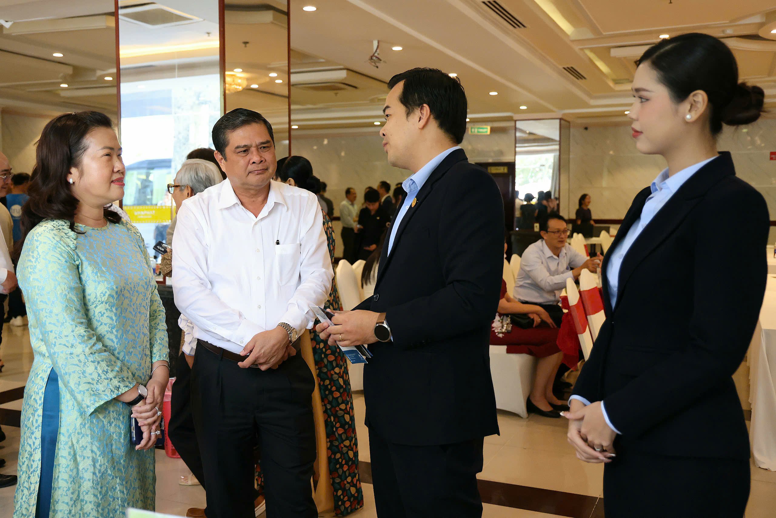 Bà Nguyễn Thị Ngọc Điệp (bìa trái) - Phó Chủ tịch UBND TP. Cần Thơ và ông Nguyễn Văn Bảy - Giám đốc Sở VHTT&DL TP. Cần Thơ trò chuyện với doanh nghiệp bên lề hội nghị.