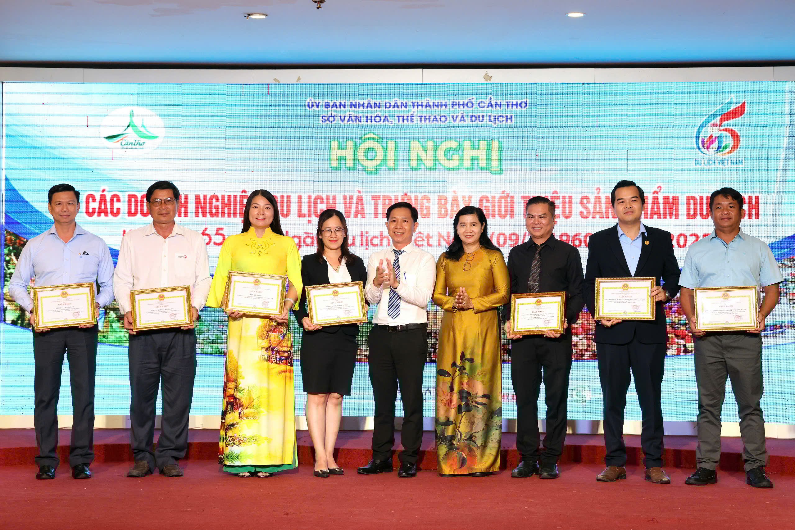 Bà Đào Thị Thanh Thúy - Phó Giám đốc Sở VHTT&DL TP. Cần Thơ và ông Sầm Long Giang - Phó Giám đốc Sở VHTT&DL TP. Cần Thơ trao tặng giấy khen cho các doanh nghiệp du lịch đã có đóng góp tích cực cho sự phát triển du lịch.