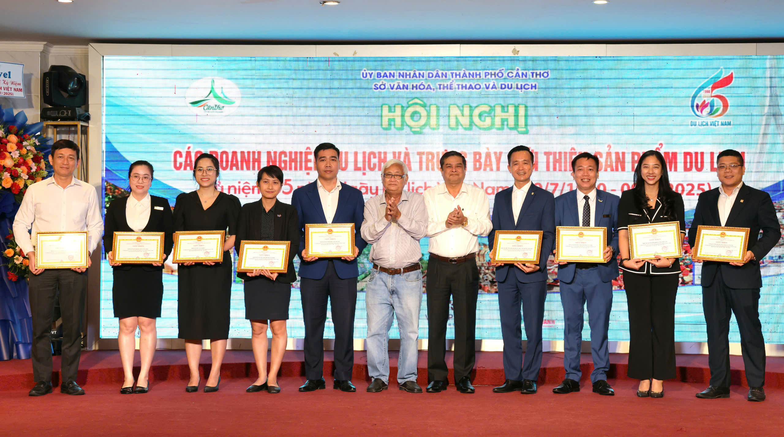 Ông Lê Thanh Phong - Phó Chủ tịch Thường trực Hiệp hội Du lịch ĐBSCL và ông Nguyễn Văn Bảy - Giám đốc Sở VHTT&DL TP. Cần Thơ trao tặng giấy khen cho các doanh nghiệp du lịch đã có đóng góp tích cực cho sự phát triển du lịch.