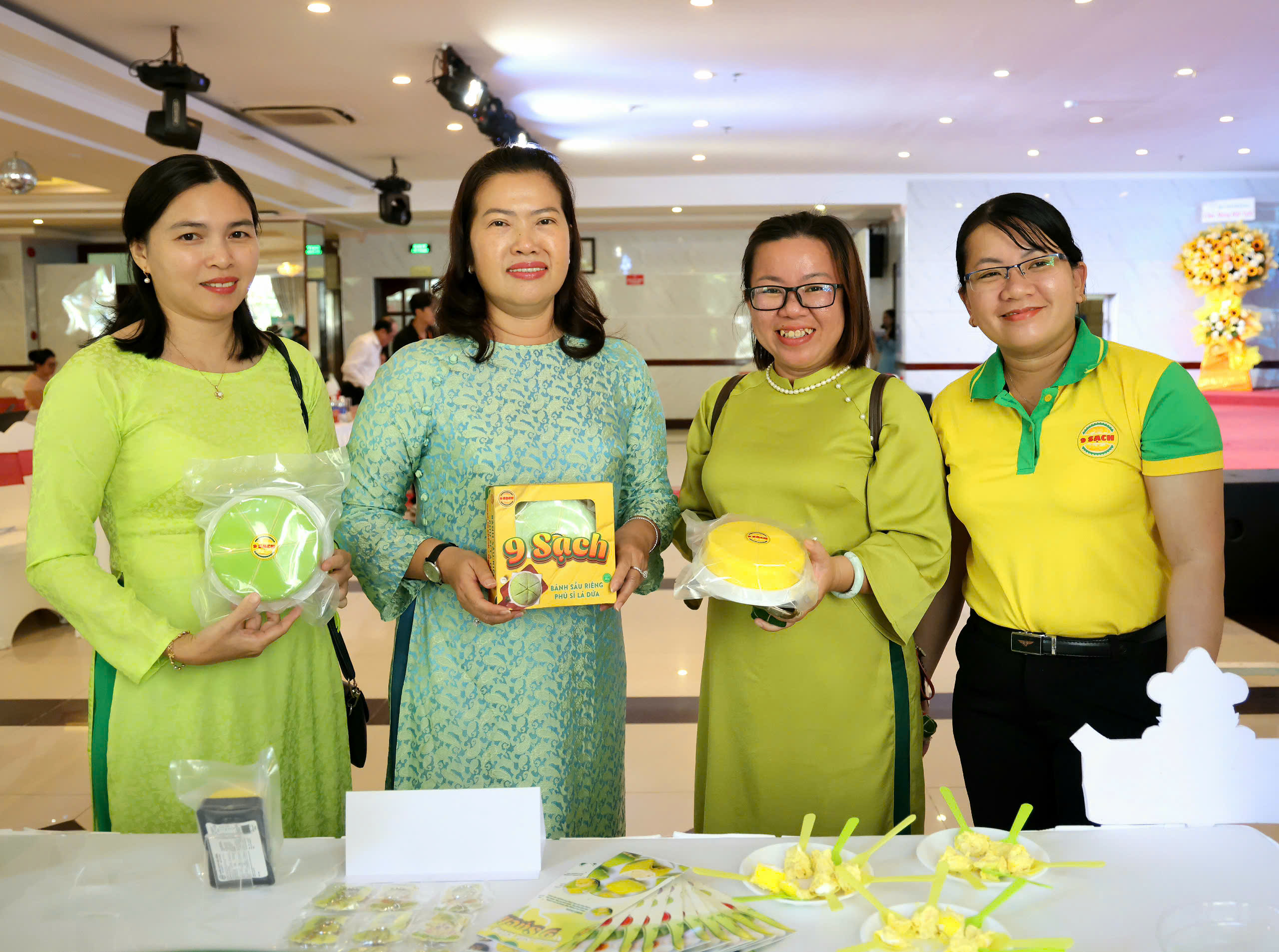 Bà Nguyễn Thị Ngọc Điệp (thứ 2 từ trái qua) - Phó Chủ tịch UBND TP. Cần Thơ tham quan gian hàng trưng bày tại hội nghị.