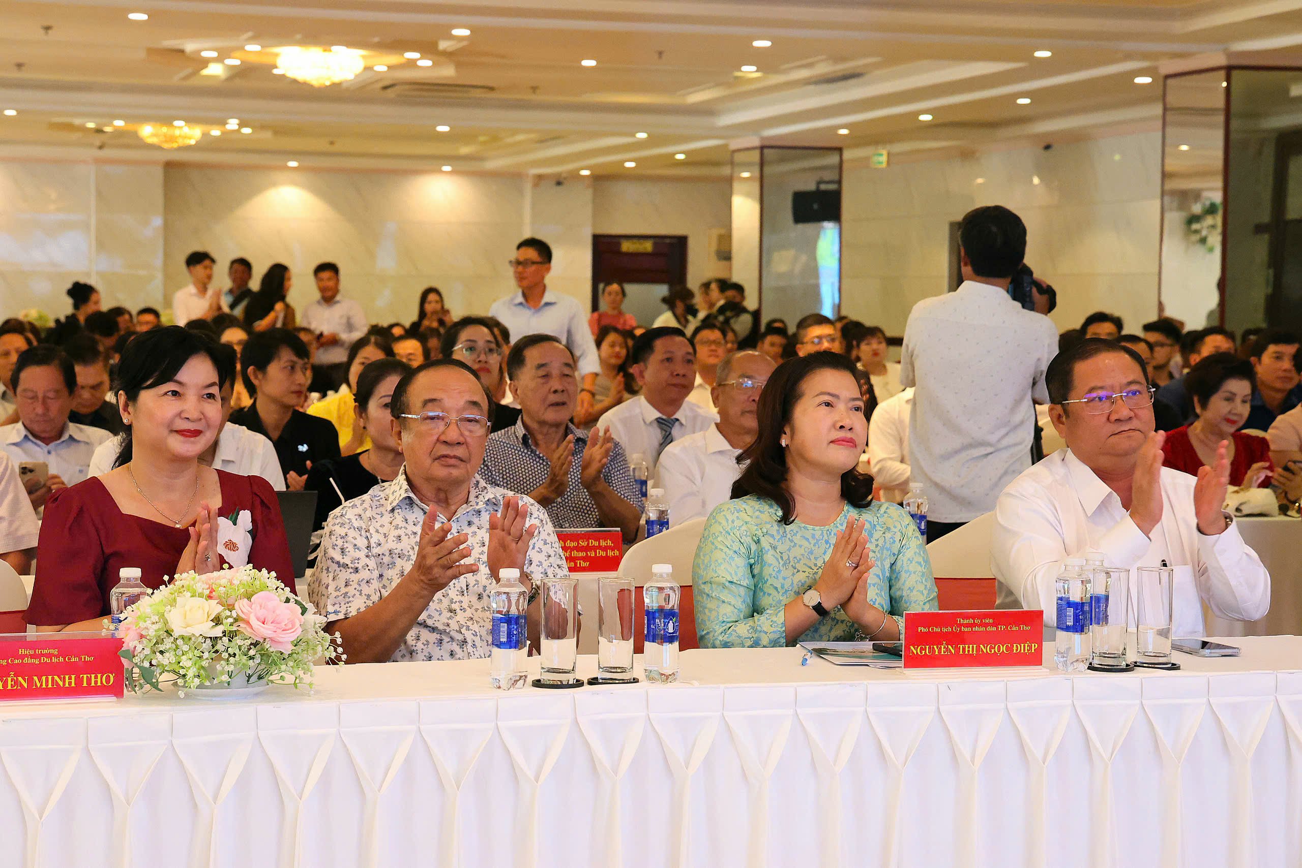 Các đại biểu tham dự Hội nghị các doanh nghiệp du lịch và trưng bày, giới thiệu sản phẩm du lịch.