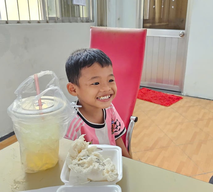 Cháu H tại trụ sở Công an phường Sóc Trăng sáng 10/7