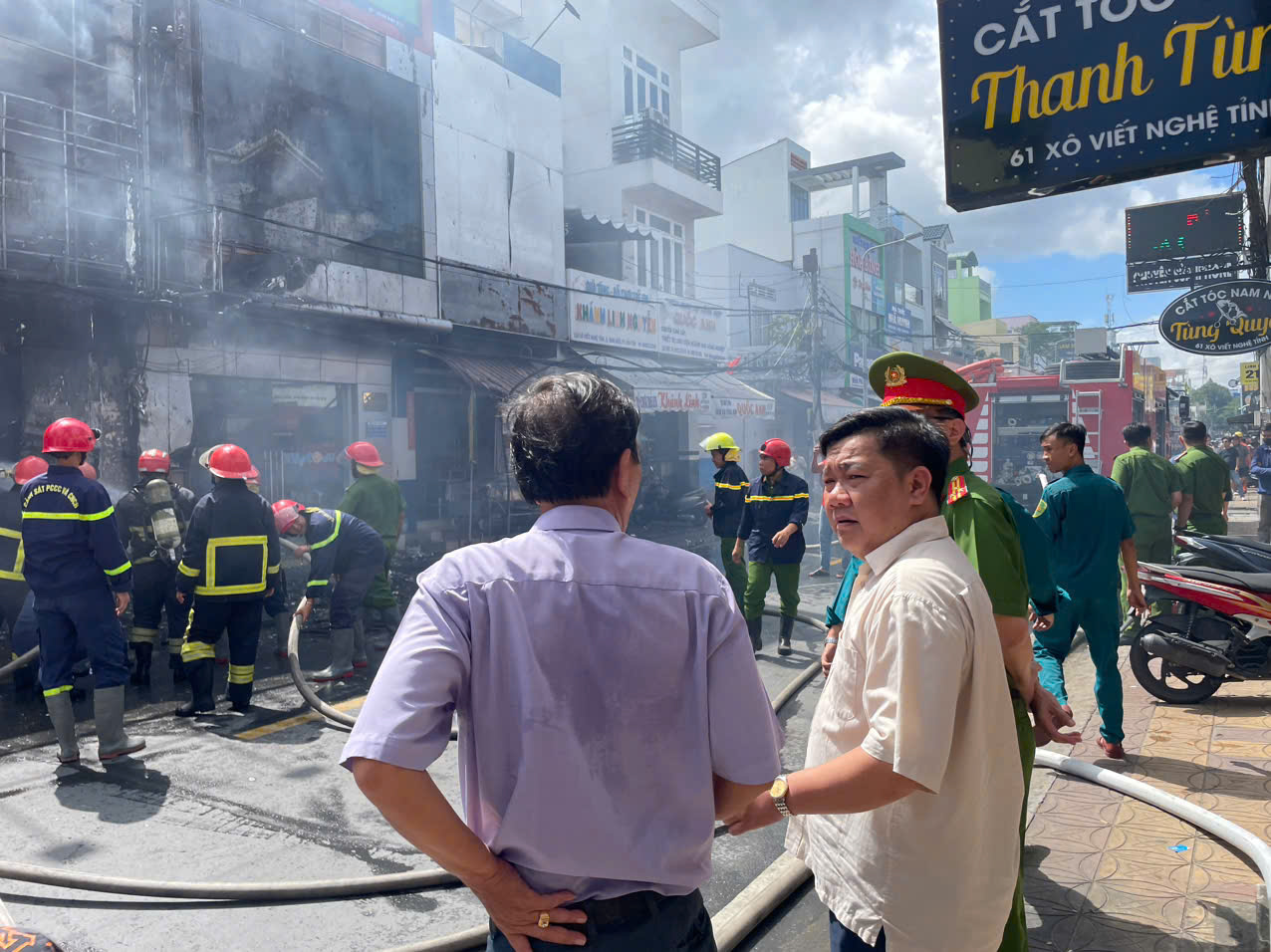 Ông Phạm Văn Đồng - Chủ tịch UBND phường Ninh Kiều, TP. Cần Thơ có mặt tại hiện trường cùng các lực lượng xử lý sự cố.