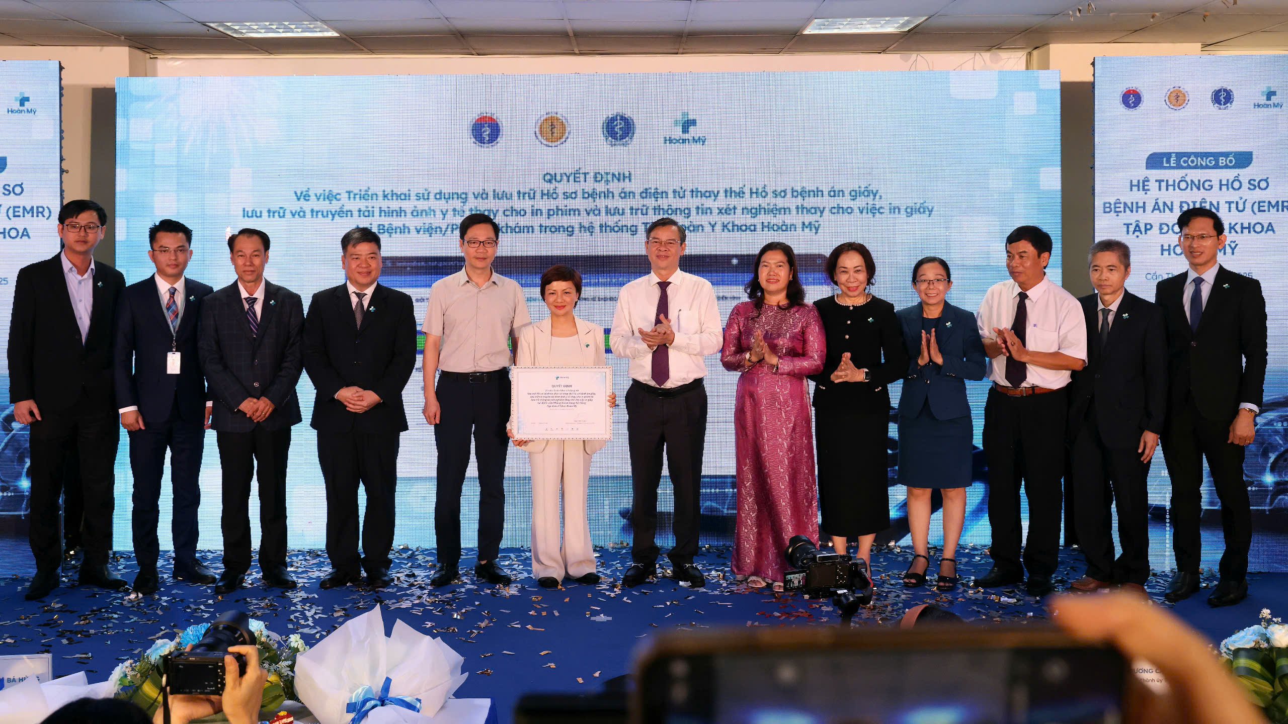 Đại diện Bộ Y tế trao quyết định triển khai bệnh án điện tử cho Tập đoàn Y khoa Hoàn Mỹ.
