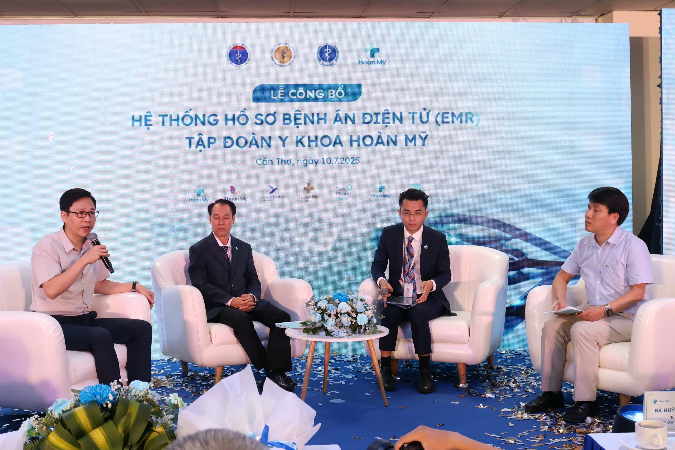 Các diễn giả tham gia tọa đàm chia sẻ về quá trình thực hiện triển khai hệ thống hồ sơ bệnh án điện tử tại BV Đa khoa Hoàn Mỹ Cửu long.