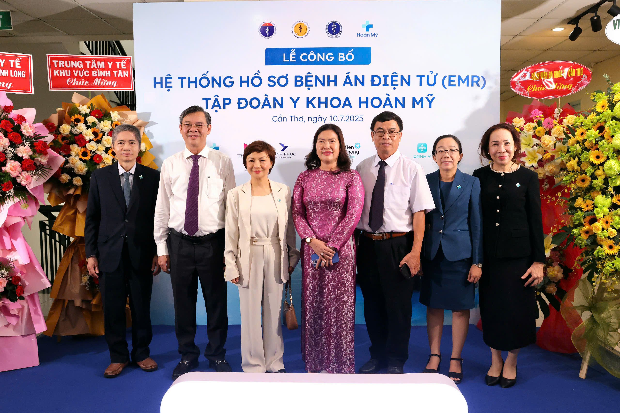 Các đại biểu chụp hình lưu niệm tại buổi lễ.