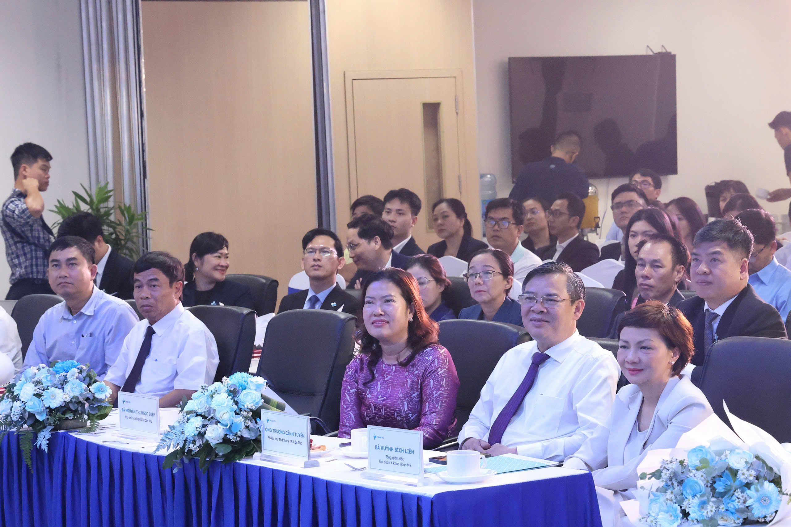 Các đại biểu tham dự buổi lễ.