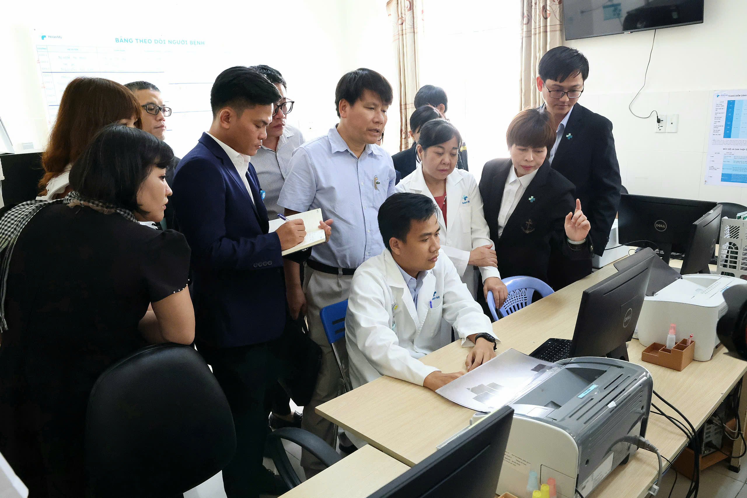 Các đơn vị quan sát quy trình nhập hồ sơ bệnh án điện tử tại Bệnh viện Hoàn Mỹ Cửu Long.