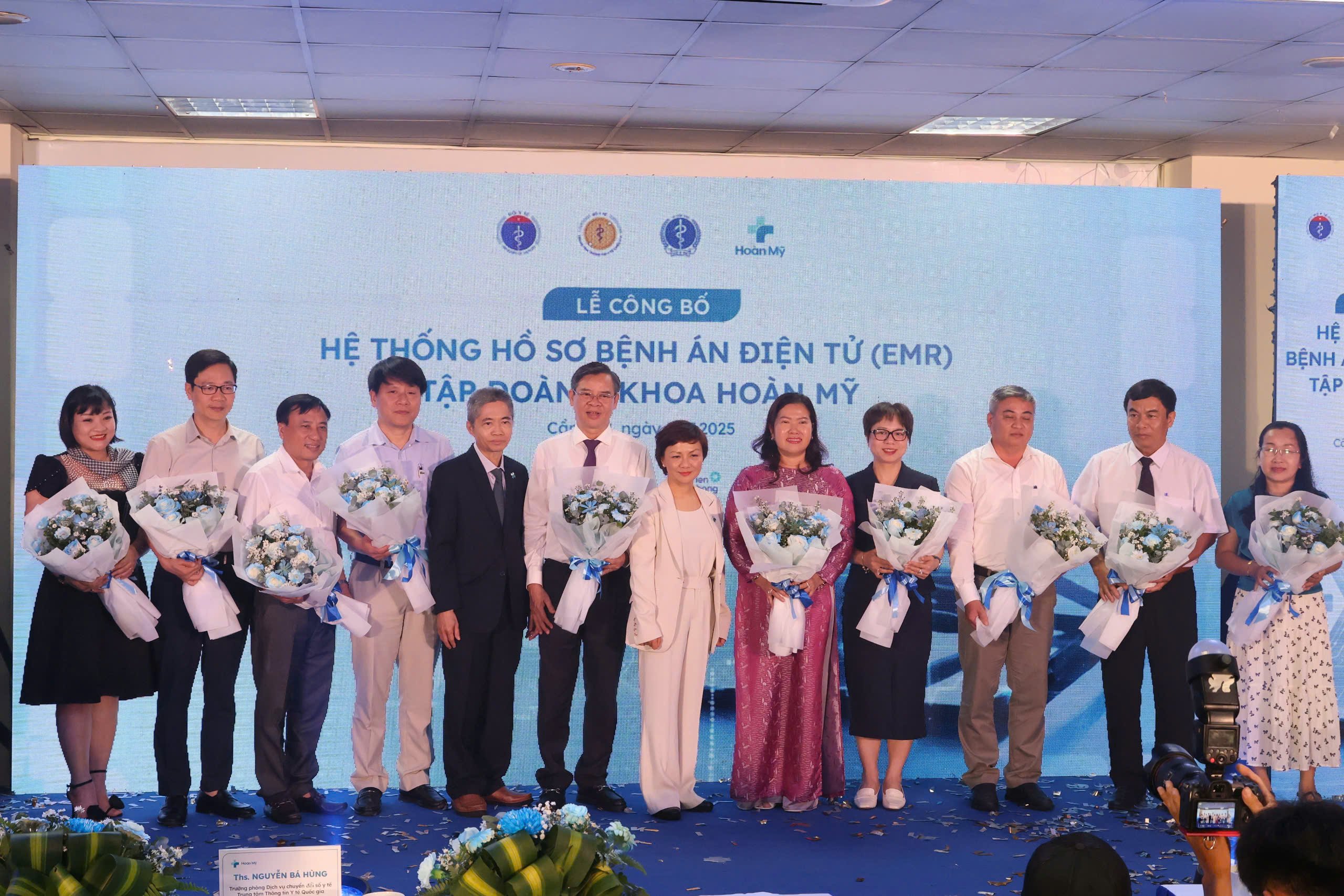 Lãnh đạo Tập đoàn Hoàn Mỹ tặng hoa cám ơn lãnh đạo TP. Cần Thơ và các đơn vị tham gia chương trình.