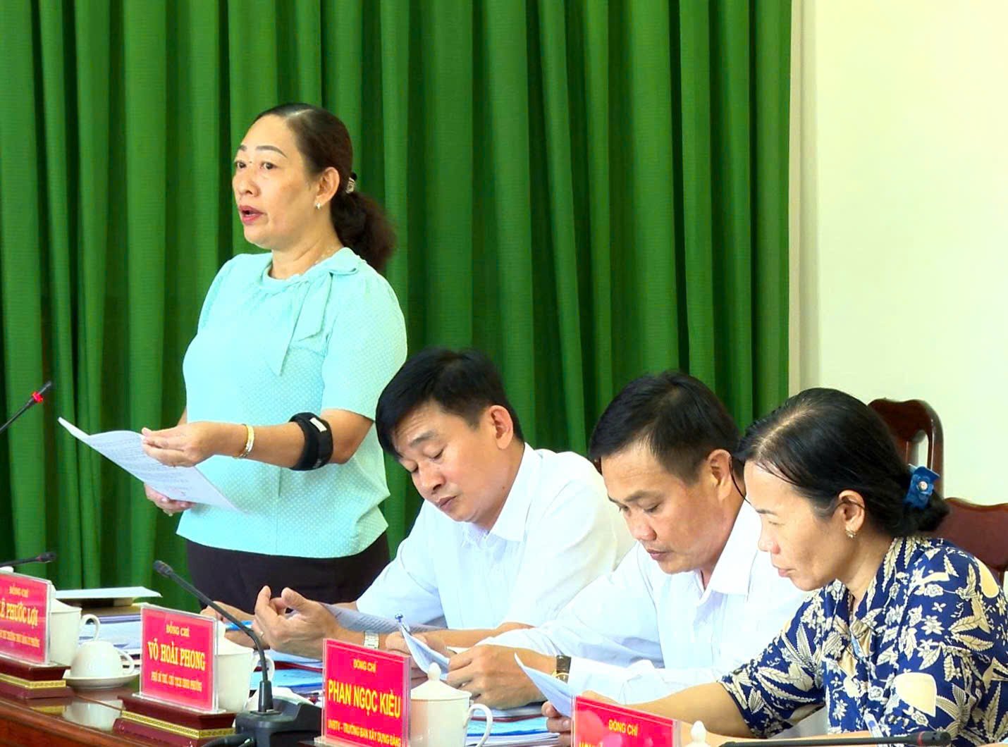 Bà Phan Thị Nguyệt - Bí thư Đảng ủy, Chủ tịch HĐND phường Bình Thủy phát biểu tại buổi làm việc.