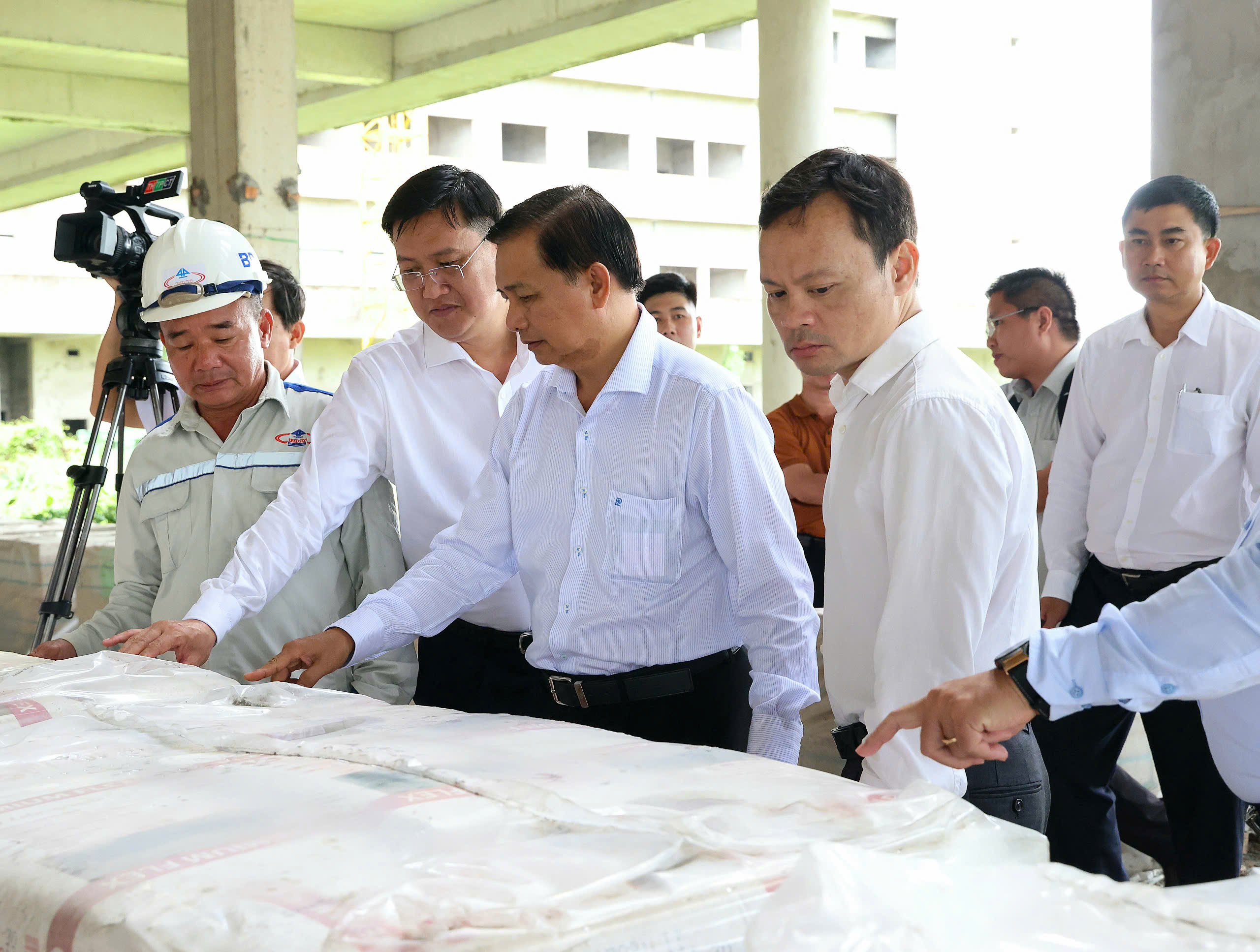 Ông Trần Văn Lâu (thứ 3 từ trái qua) - Chủ tịch UBND TP. Cần Thơ kiểm tra các vật liệu xây dựng bị bỏ phí nhiều năm qua.
