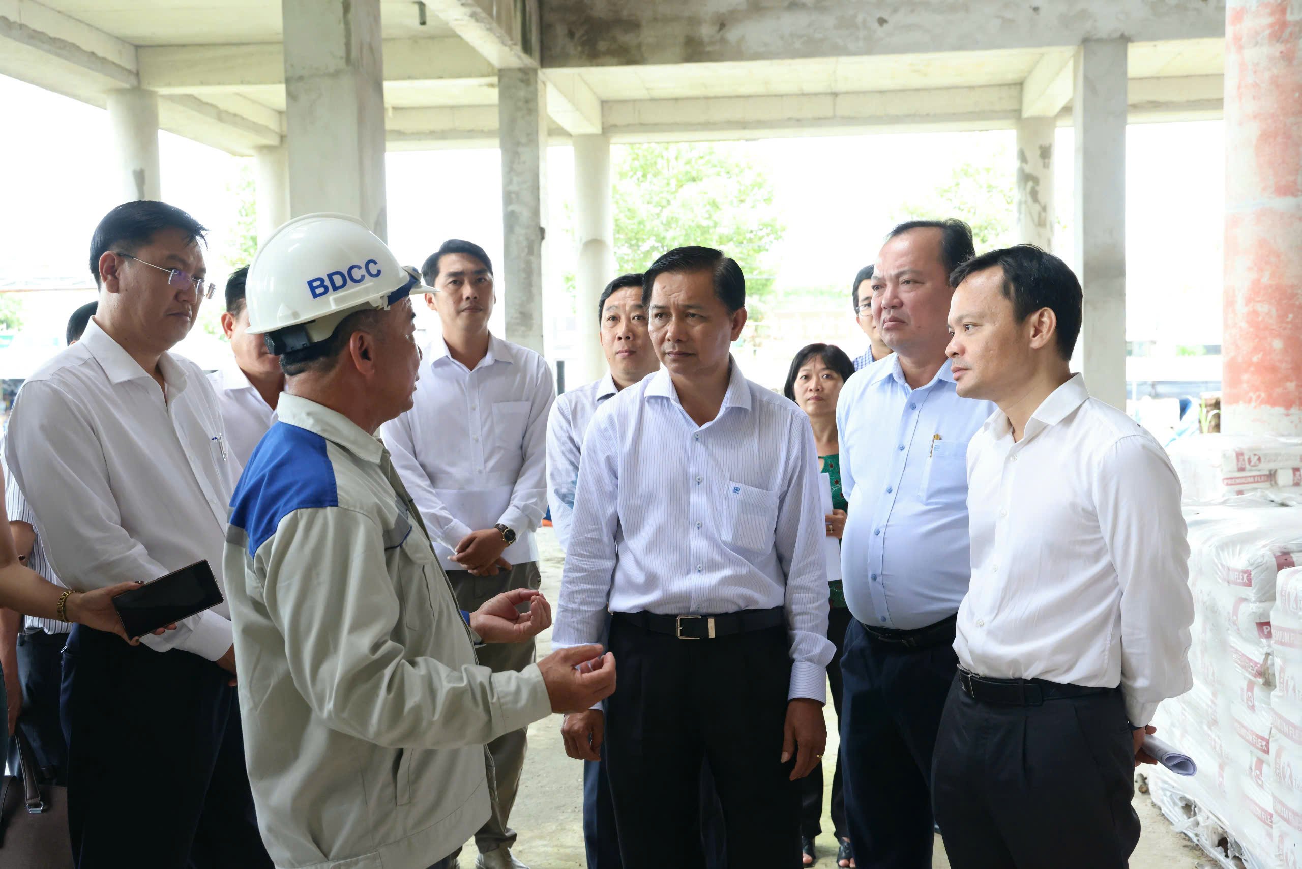 Ông Phạm Quang Dũng - Cán bộ điều hành Ban điều hành xây dựng dự án Bệnh viện Ung bướu TP. Cần Thơ báo cáo tình hình thực hiện dự án.