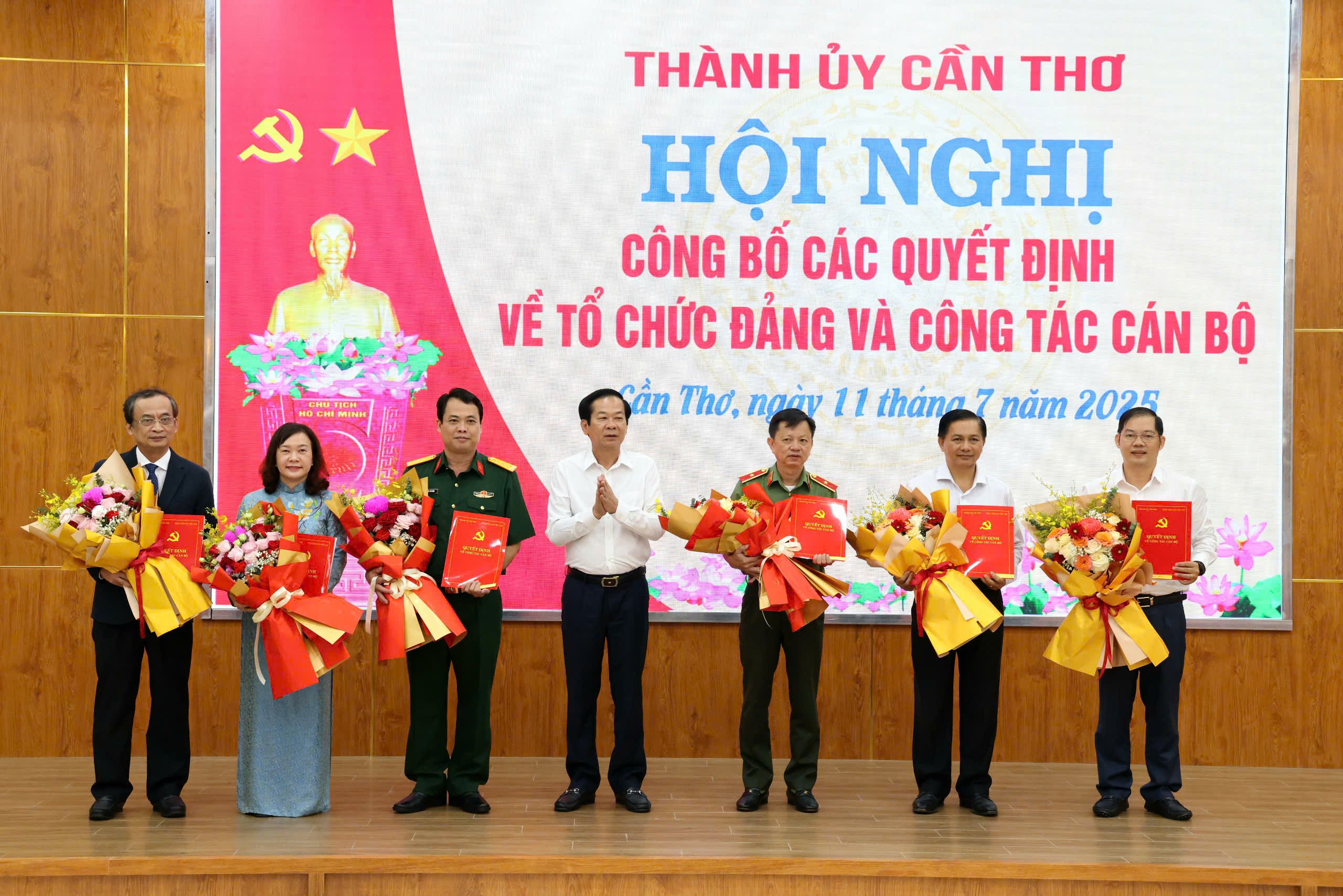 Ông Đỗ Thanh Bình - Ủy viên BCH Trung ương Đảng, Bí thư Thành ủy Cần Thơ trao Quyết định thành lập các Đảng bộ.