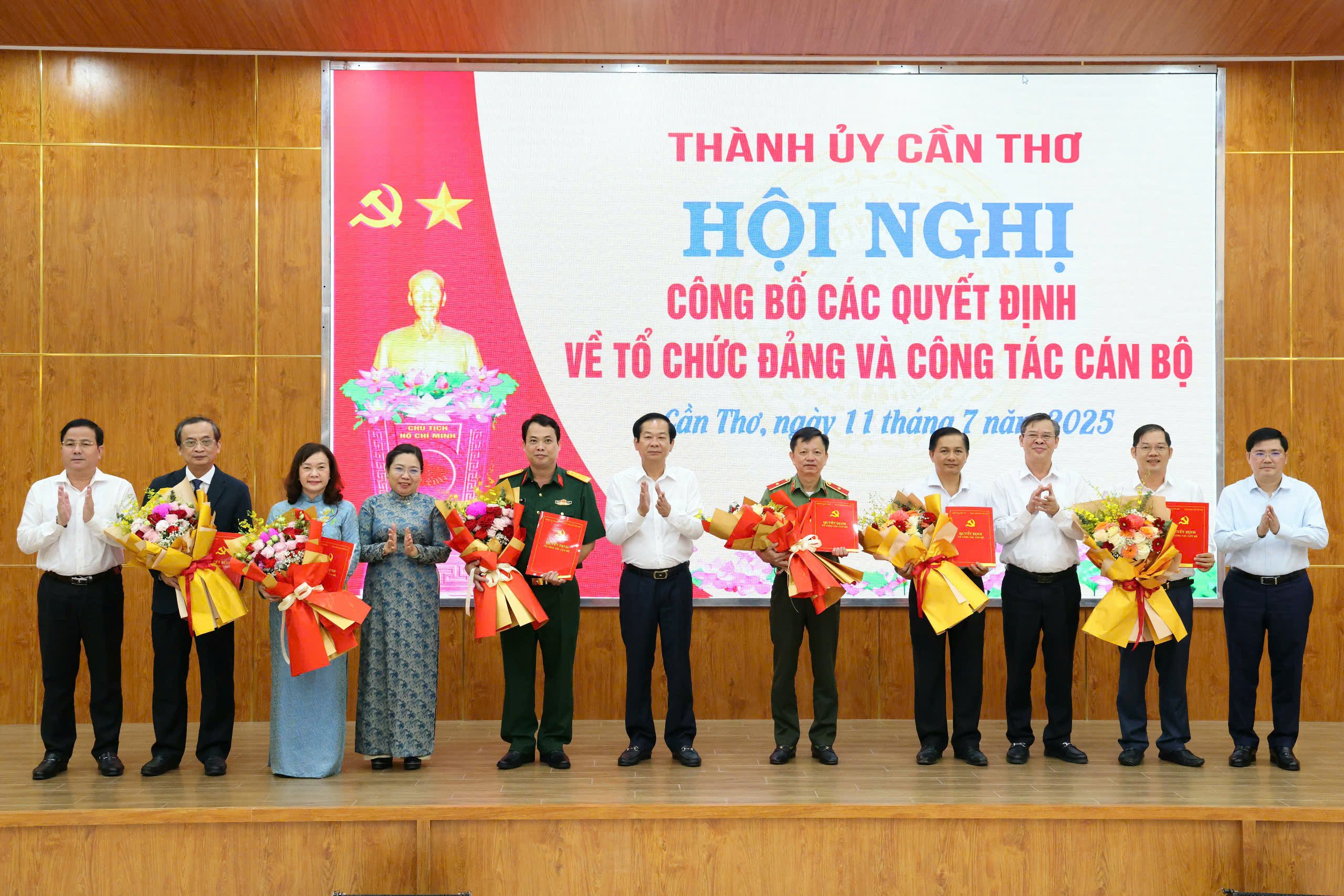 Lãnh đạo Thành ủy Cần Thơ chụp hình lưu niệm cùng đại diện các Đảng bộ.