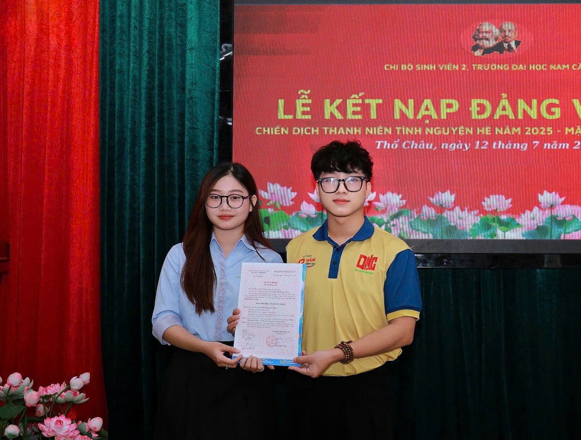 Anh Phạm Vi Khanh - Bí thư Chi bộ Sinh viên 2, Phó Bí thư Đoàn trường, Phó Chủ tịch Hội Sinh viên Trường Đại học Nam Cần Thơ trao quyết định kết nạp Đảng cho sinh viên Phan Thị Thanh Thảo.