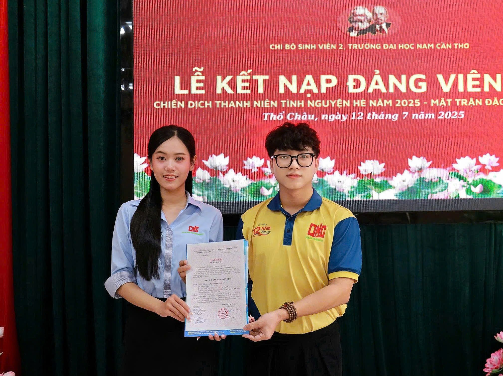 Anh Phạm Vi Khanh - Bí thư Chi bộ Sinh viên 2, Phó Bí thư Đoàn trường, Phó Chủ tịch Hội Sinh viên Trường Đại học Nam Cần Thơ trao quyết định kết nạp Đảng cho sinh viên Nguyễn Thị Uyển Nhi.
