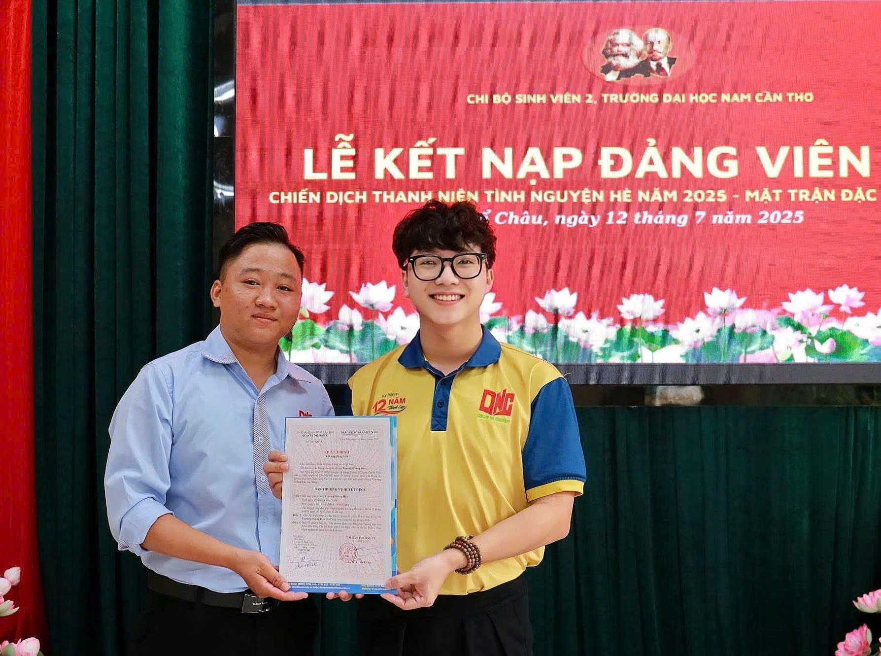 Anh Phạm Vi Khanh - Bí thư Chi bộ Sinh viên 2, Phó Bí thư Đoàn trường, Phó Chủ tịch Hội Sinh viên Trường Đại học Nam Cần Thơ trao quyết định kết nạp Đảng cho sinh viên Trương Hoàng Hào.